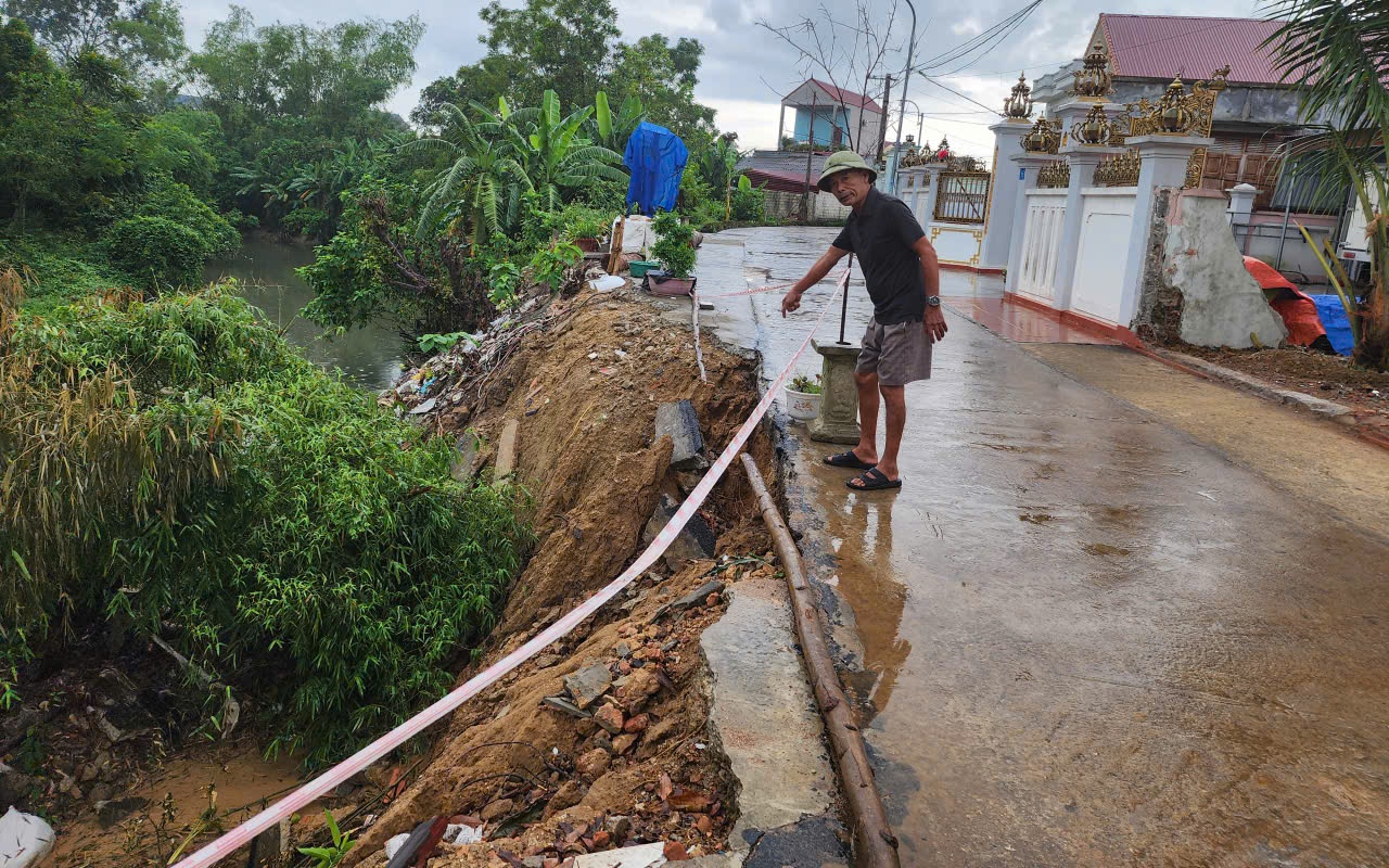 Gần 500 người dân sống ‘thấp thỏm’ cạnh suối bị sạt lở