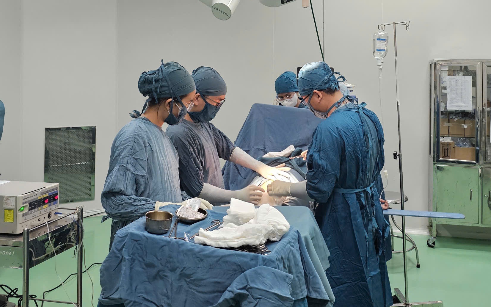 Ca phẫu thuật khẩn cấp trong mưa lũ cứu sống sản phụ ở Huế- Ảnh 3. Ca phẫu thuật khẩn cấp trong mưa lũ cứu sống sản phụ ở Huế- Ảnh 3.