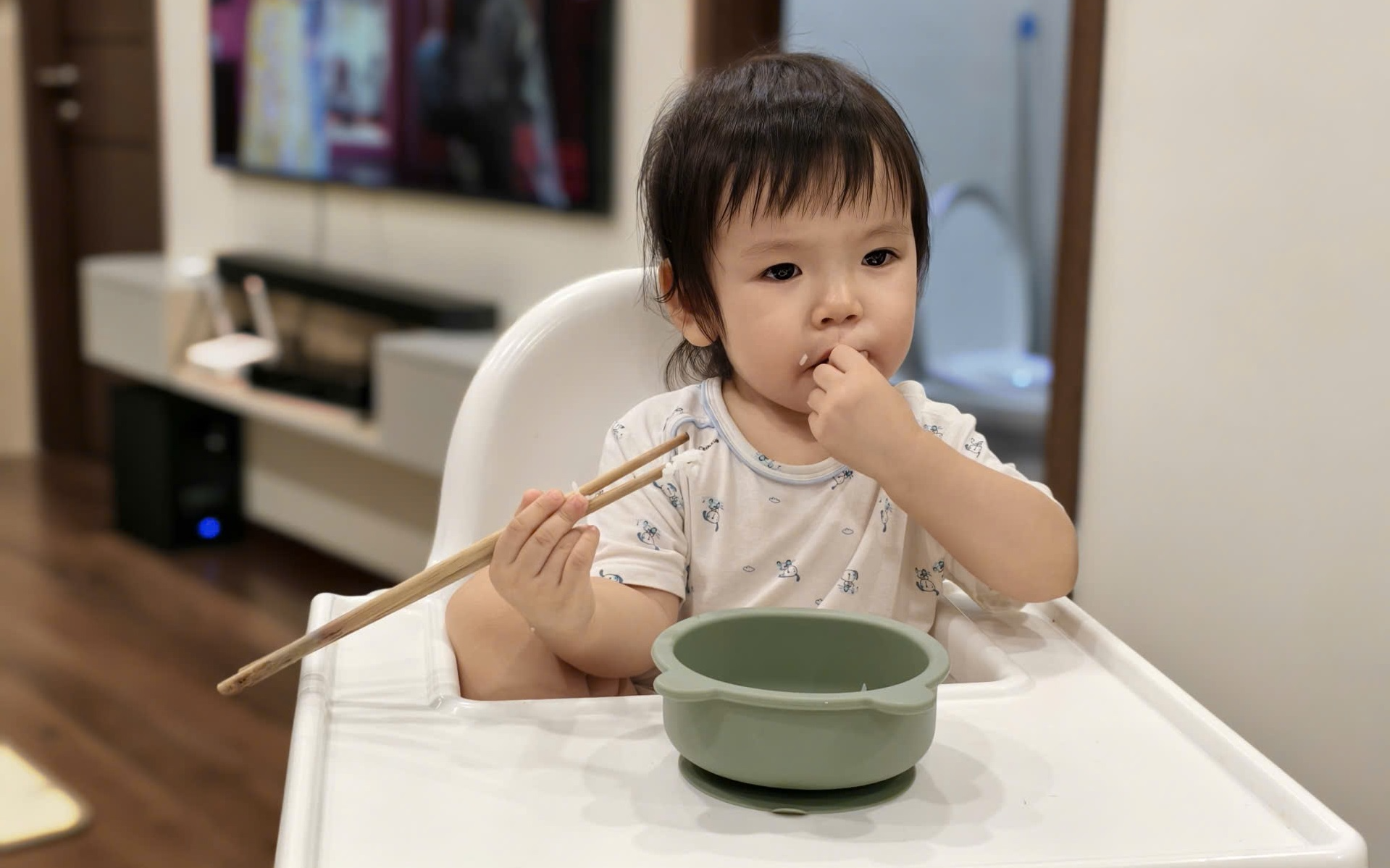 Trẻ biếng ăn, có nên cho uống sữa thay cơm không?