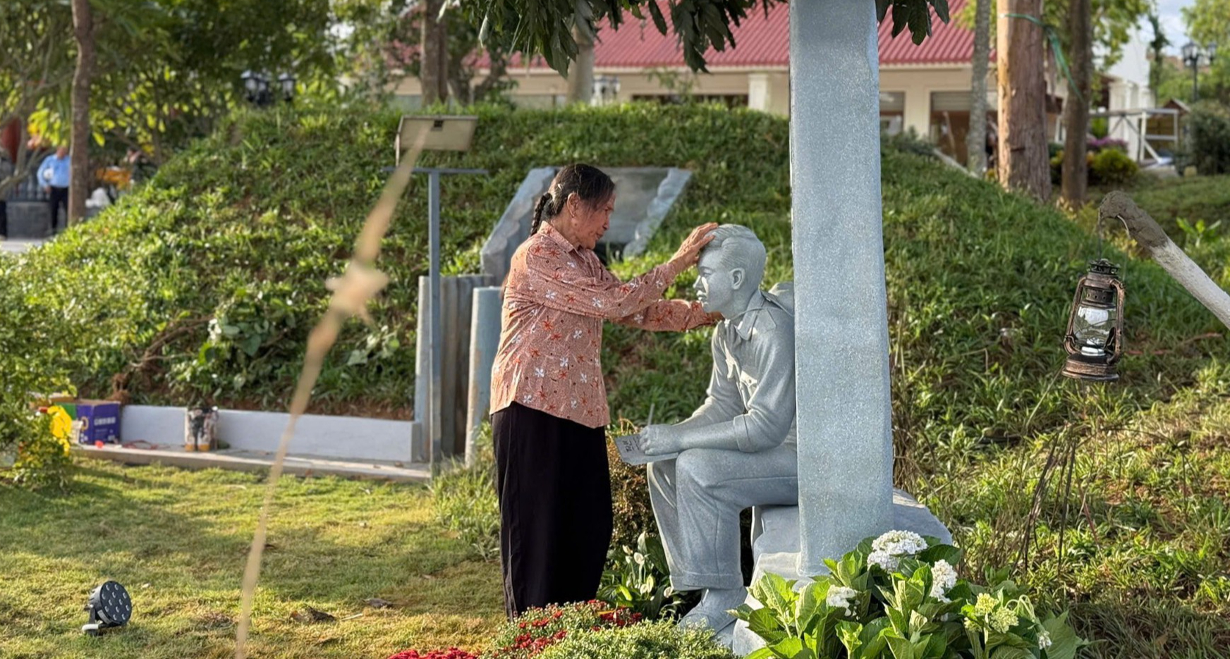 Tối nay, Tùng Dương, Hòa Minzy và Hồ Ngọc Hà biểu diễn tại chương trình 'Lời tri ân - Dòng sông Hoa Lửa'- Ảnh 1.