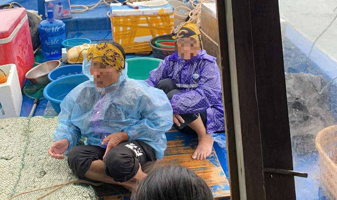 Vợ chồng ngư dân dũng cảm cứu 2 người gặp nạn trên biển- Ảnh 1.