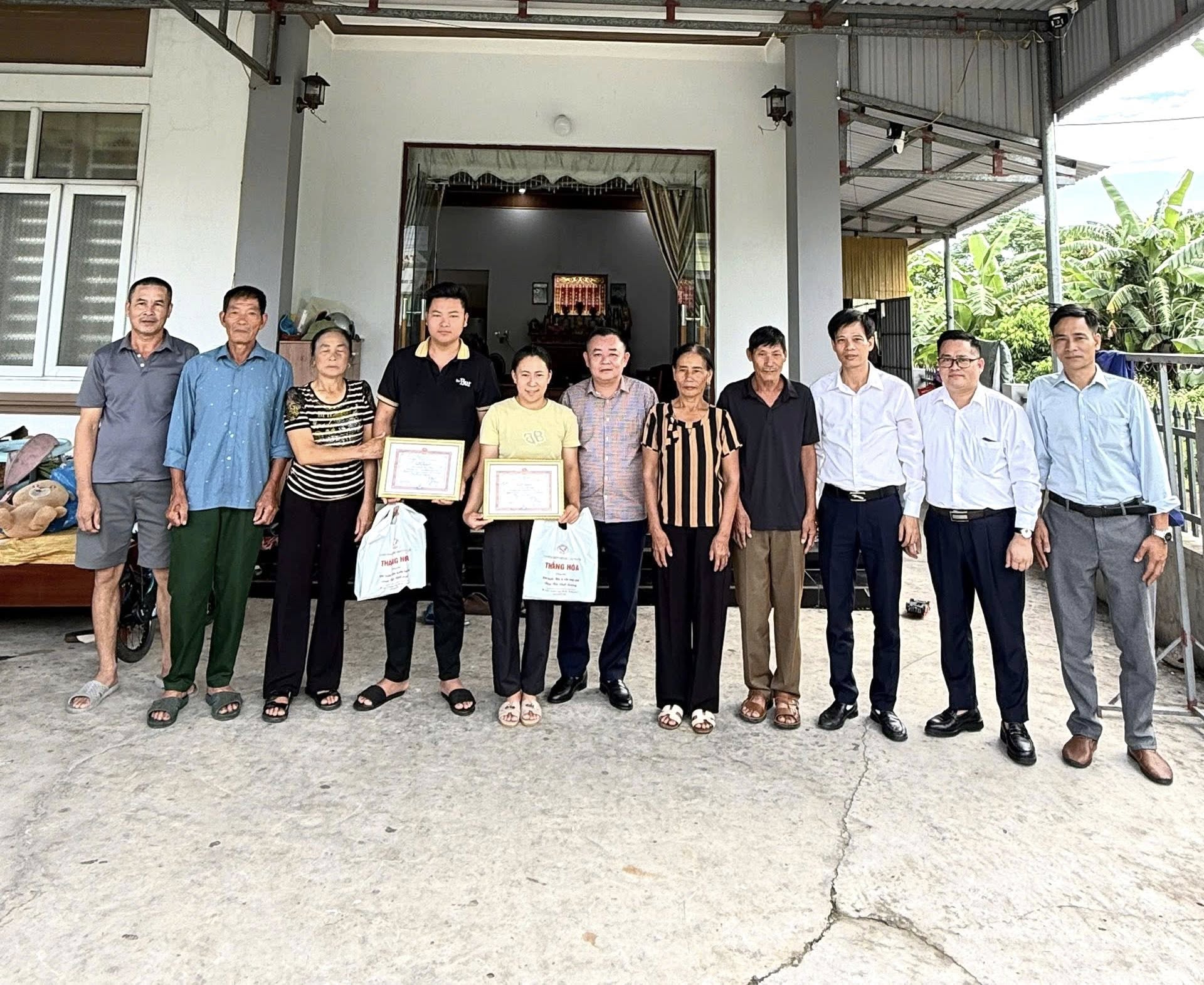 Vợ chồng ngư dân dũng cảm cứu 2 người gặp nạn trên biển- Ảnh 2.
