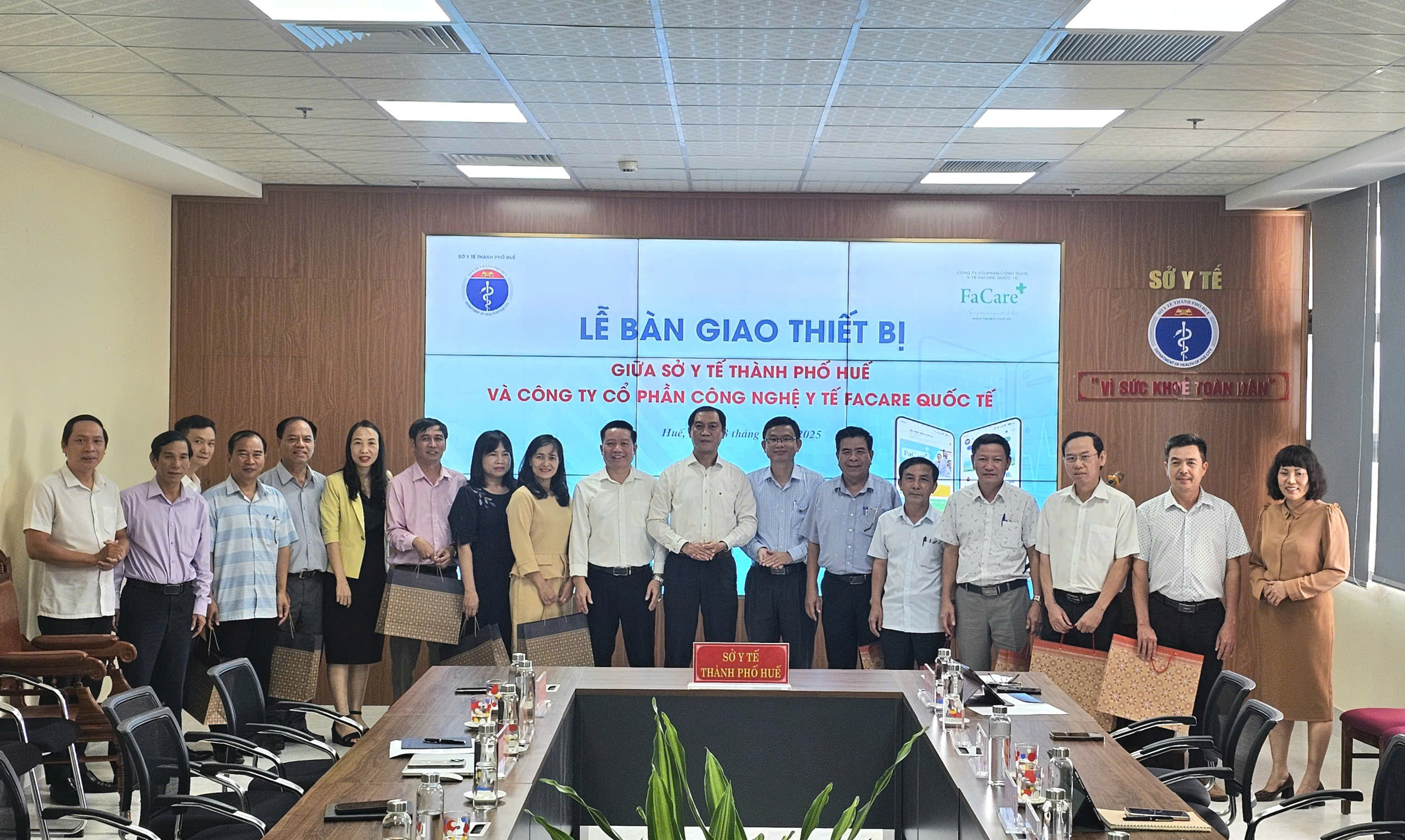 Huế thí điểm ứng dụng nền tảng, thiết bị y tế thông minh trong chuyển đổi số y tế- Ảnh 2.