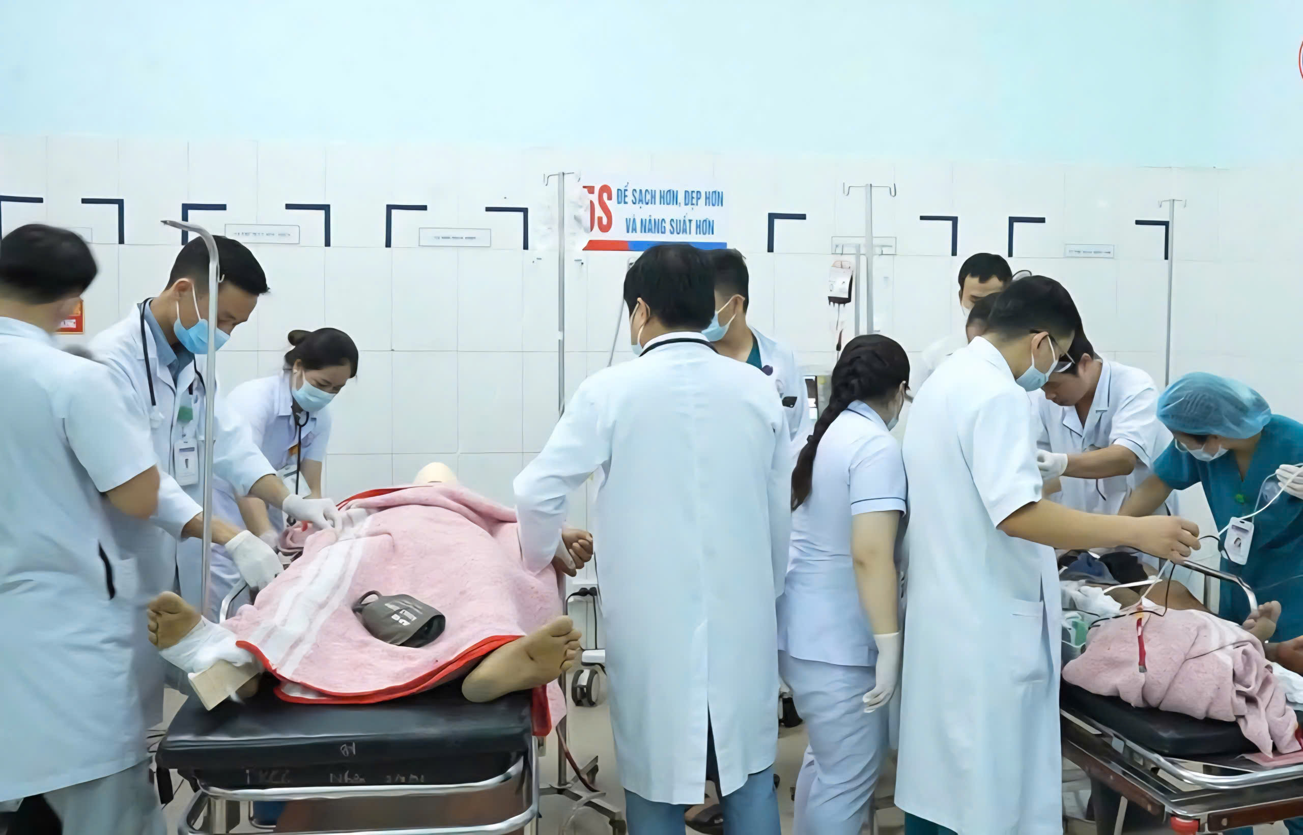 Nhân viên y tế hiến máu khẩn cấp cứu nạn nhân người Lào vụ xe tải lao vào chợ- Ảnh 4.