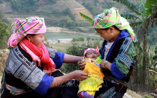 Từ chiếc chiếu cạnh bếp đến trạm y tế: Hành trình gian nan của cô đỡ vùng cao- Ảnh 1.