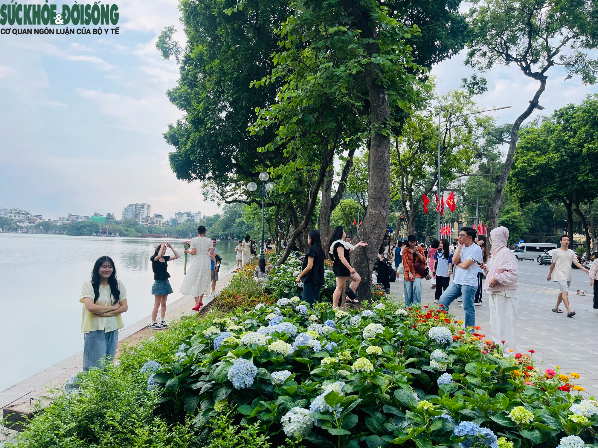 Giới trẻ đổ về Hồ Gươm chụp ảnh, lưu giữ khoảnh khắc mùa thu Hà Nội- Ảnh 1.