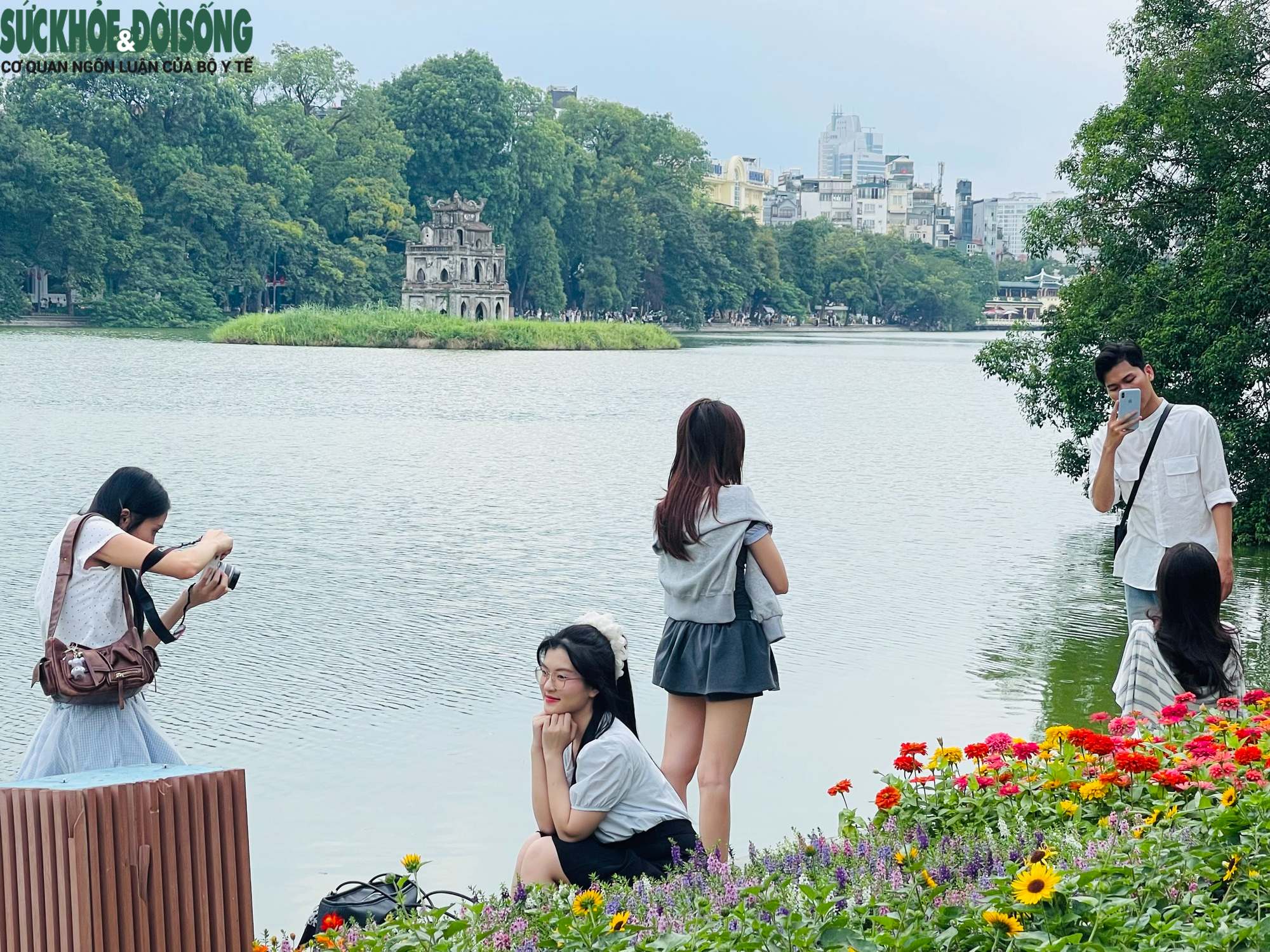 Giới trẻ đổ về Hồ Gươm chụp ảnh, lưu giữ khoảnh khắc mùa thu Hà Nội- Ảnh 2.