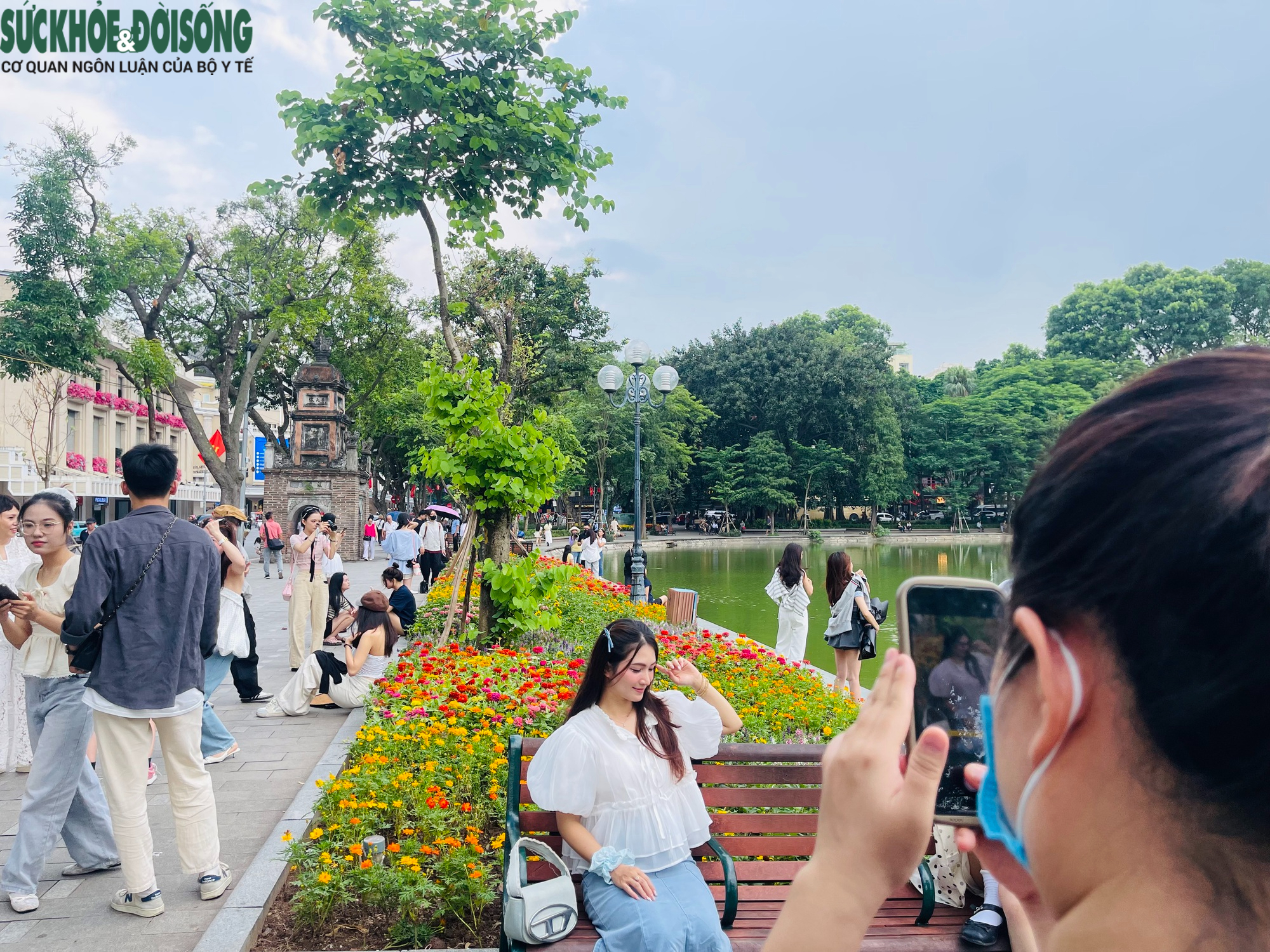Giới trẻ đổ về Hồ Gươm chụp ảnh, lưu giữ khoảnh khắc mùa thu Hà Nội- Ảnh 4.