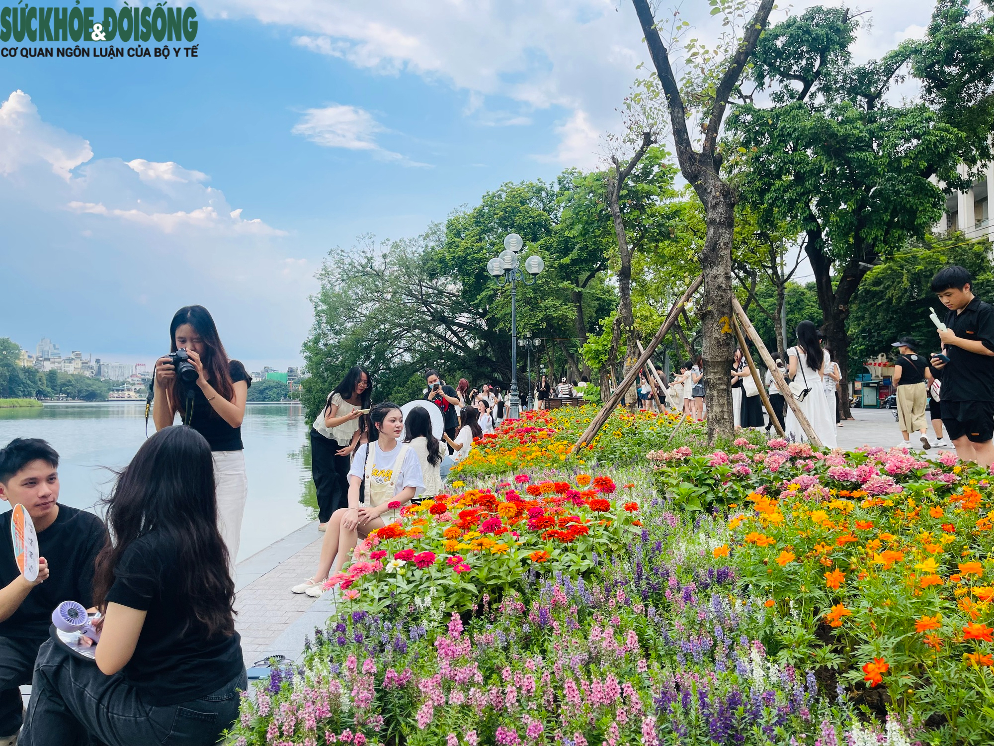 Giới trẻ đổ về Hồ Gươm chụp ảnh, lưu giữ khoảnh khắc mùa thu Hà Nội- Ảnh 5.
