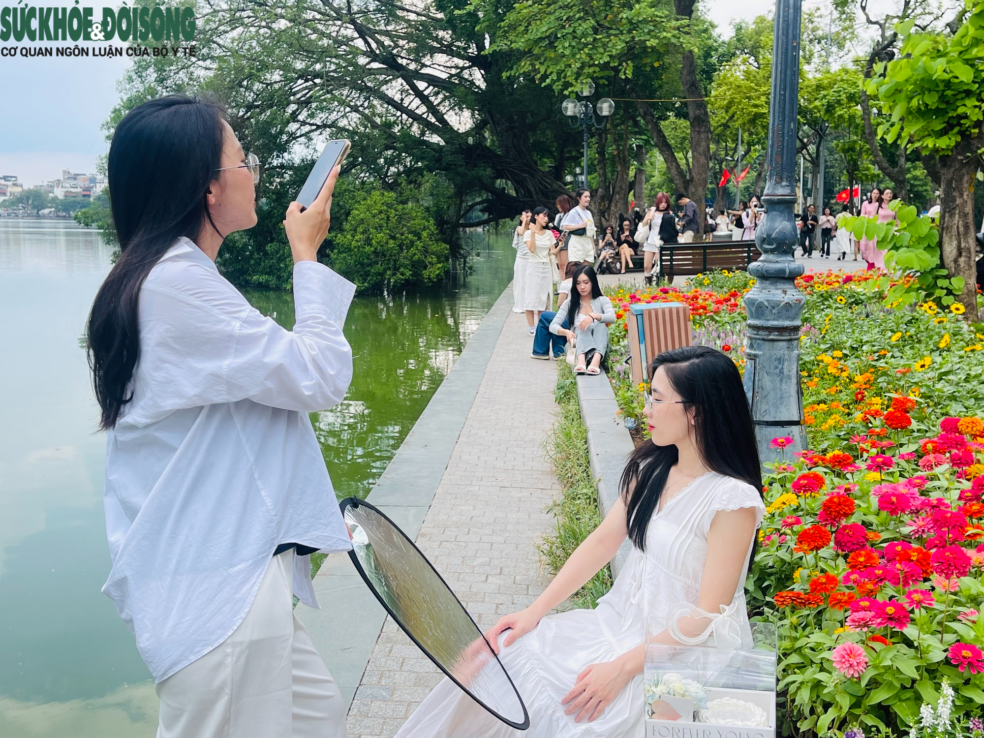 Giới trẻ đổ về Hồ Gươm chụp ảnh, lưu giữ khoảnh khắc mùa thu Hà Nội- Ảnh 6.