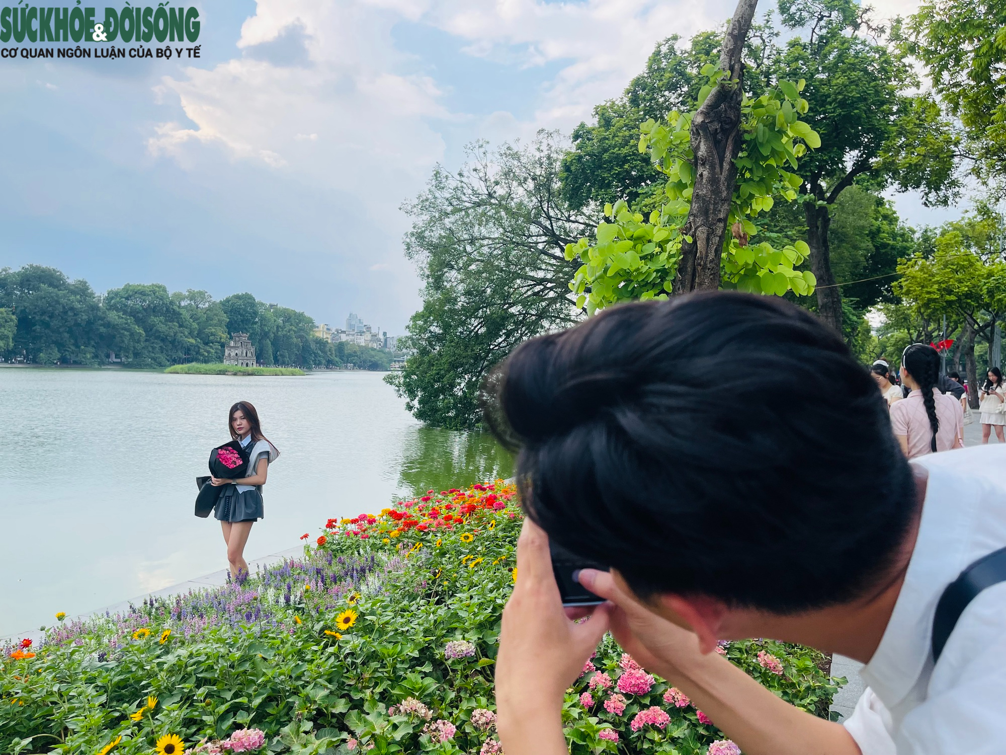 Giới trẻ đổ về Hồ Gươm chụp ảnh, lưu giữ khoảnh khắc mùa thu Hà Nội- Ảnh 7.
