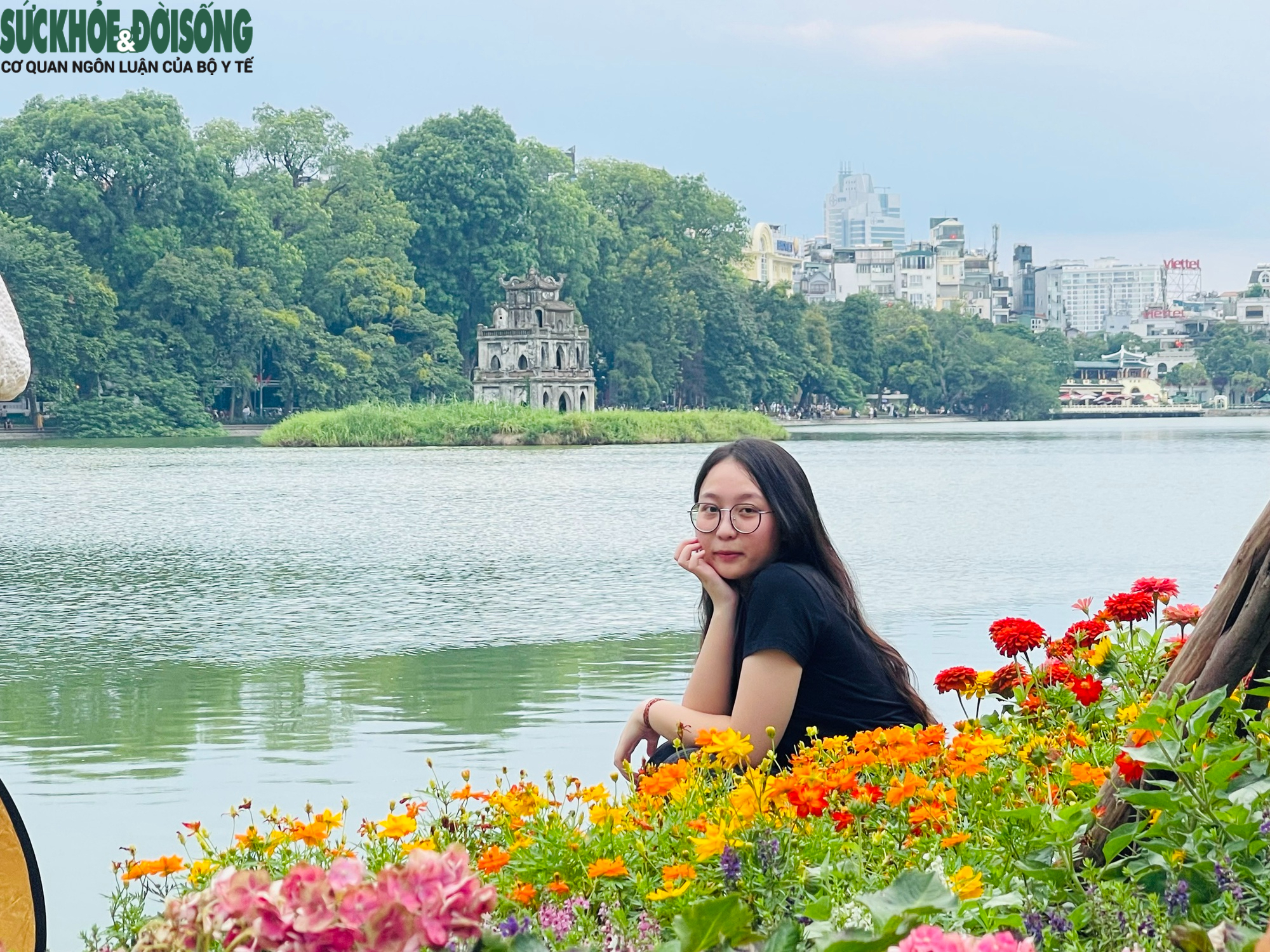 Giới trẻ đổ về Hồ Gươm chụp ảnh, lưu giữ khoảnh khắc mùa thu Hà Nội- Ảnh 8.