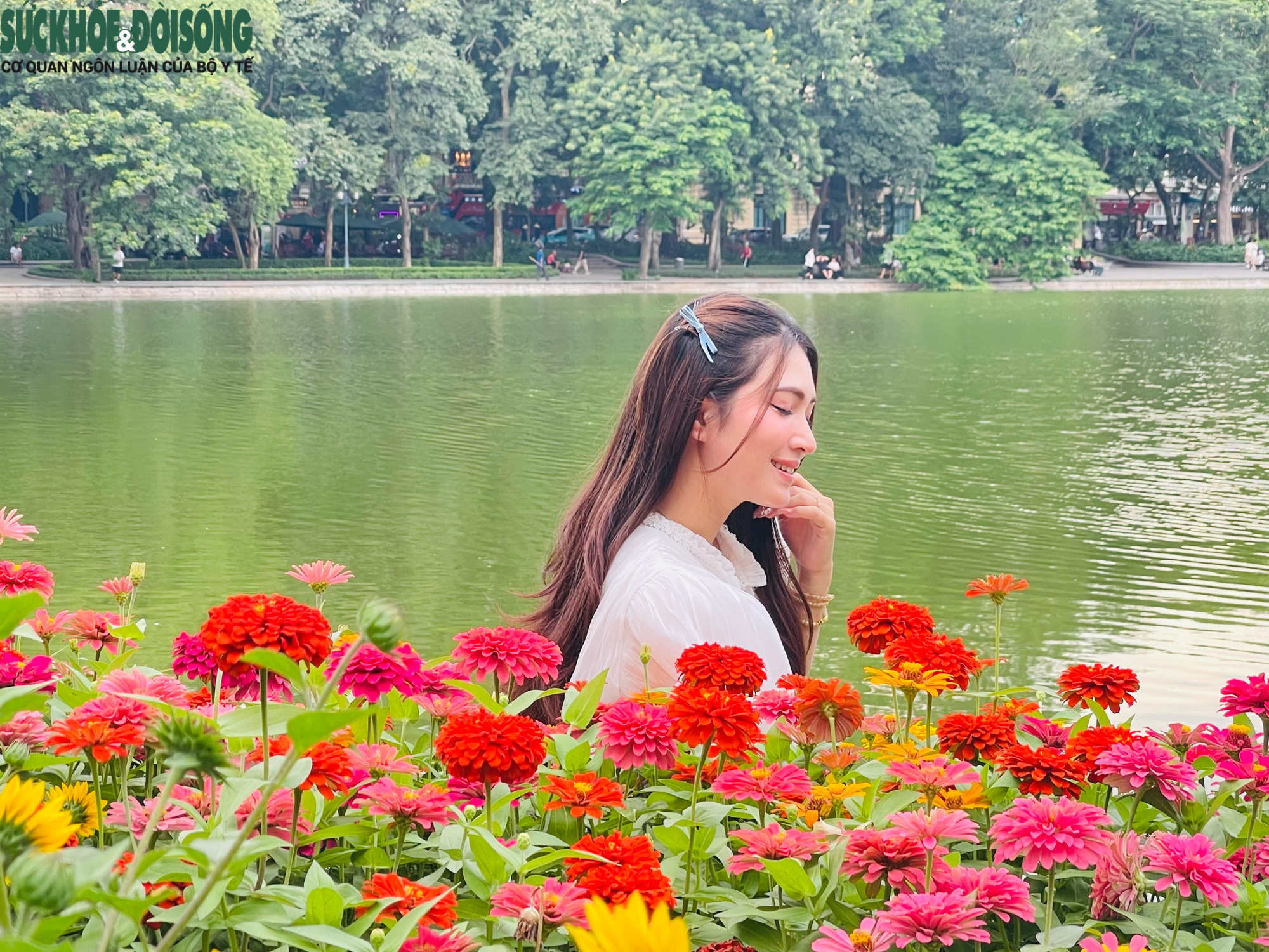 Giới trẻ đổ về Hồ Gươm chụp ảnh, lưu giữ khoảnh khắc mùa thu Hà Nội- Ảnh 9.
