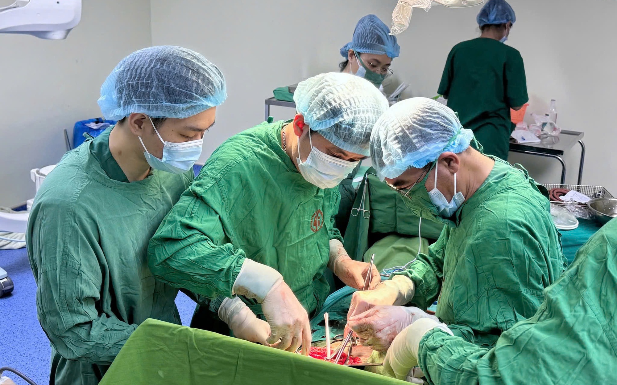 Cứu sống bệnh nhân bị dây điện sà giữa đường cứa đứt khí quản- Ảnh 3.