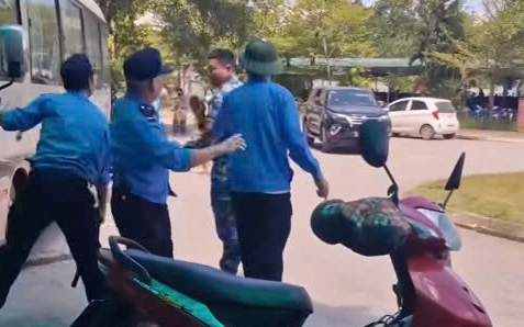 Chấm dứt hợp đồng lao động 3 bảo vệ hành hung người lái xe ôm trước cổng Bệnh viện Đa khoa số 1 Lào Cai- Ảnh 2.