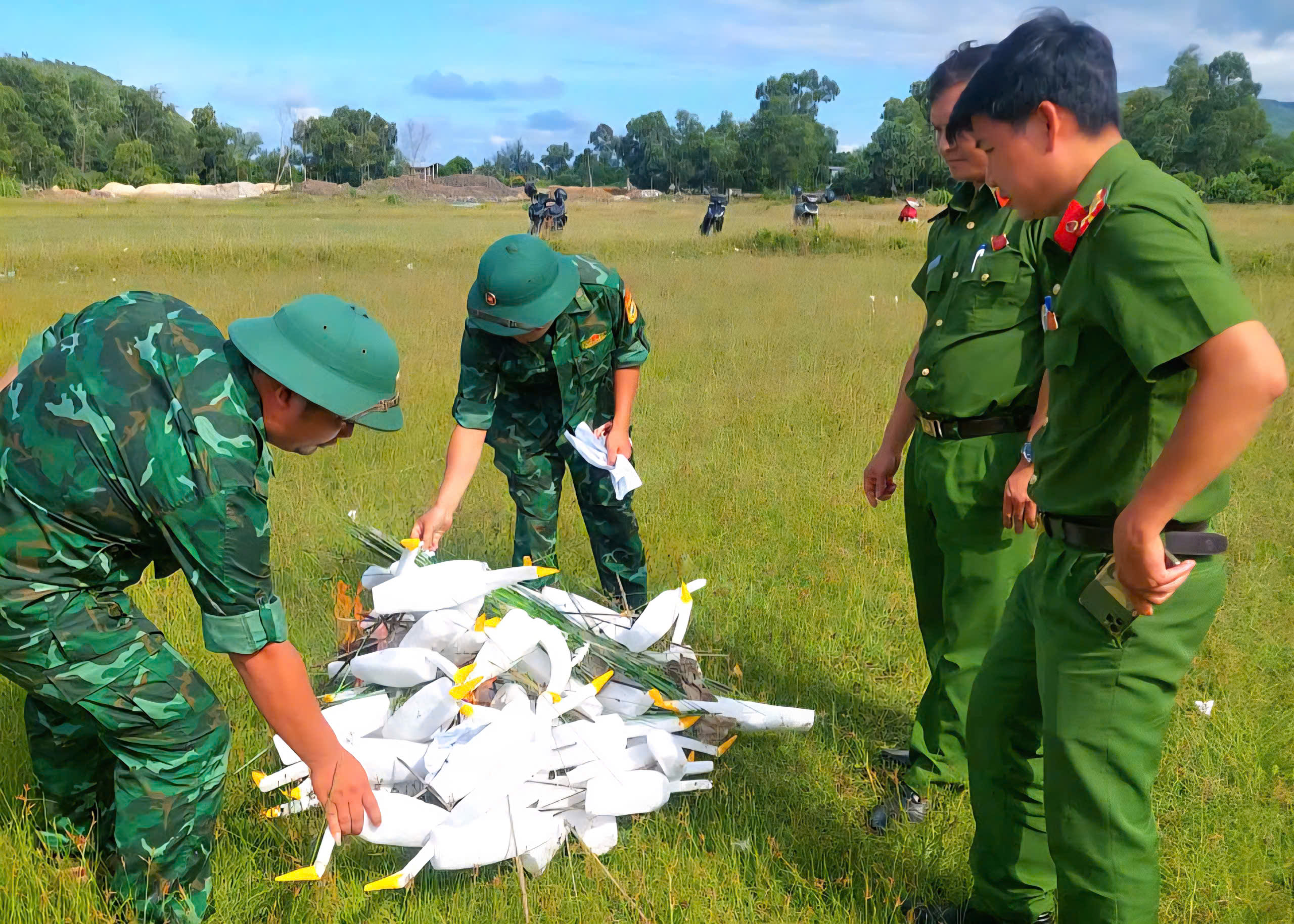 Tháo dỡ 'thiên la địa võng', bảo vệ chim hoang dã mùa di cư- Ảnh 9. Tháo dỡ 'thiên la địa võng', bảo vệ chim hoang dã mùa di cư- Ảnh 9.