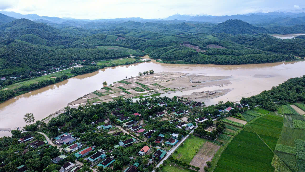 Thiếu nước sạch bên lòng hồ thủy điện ở Nghệ An- Ảnh 1.
