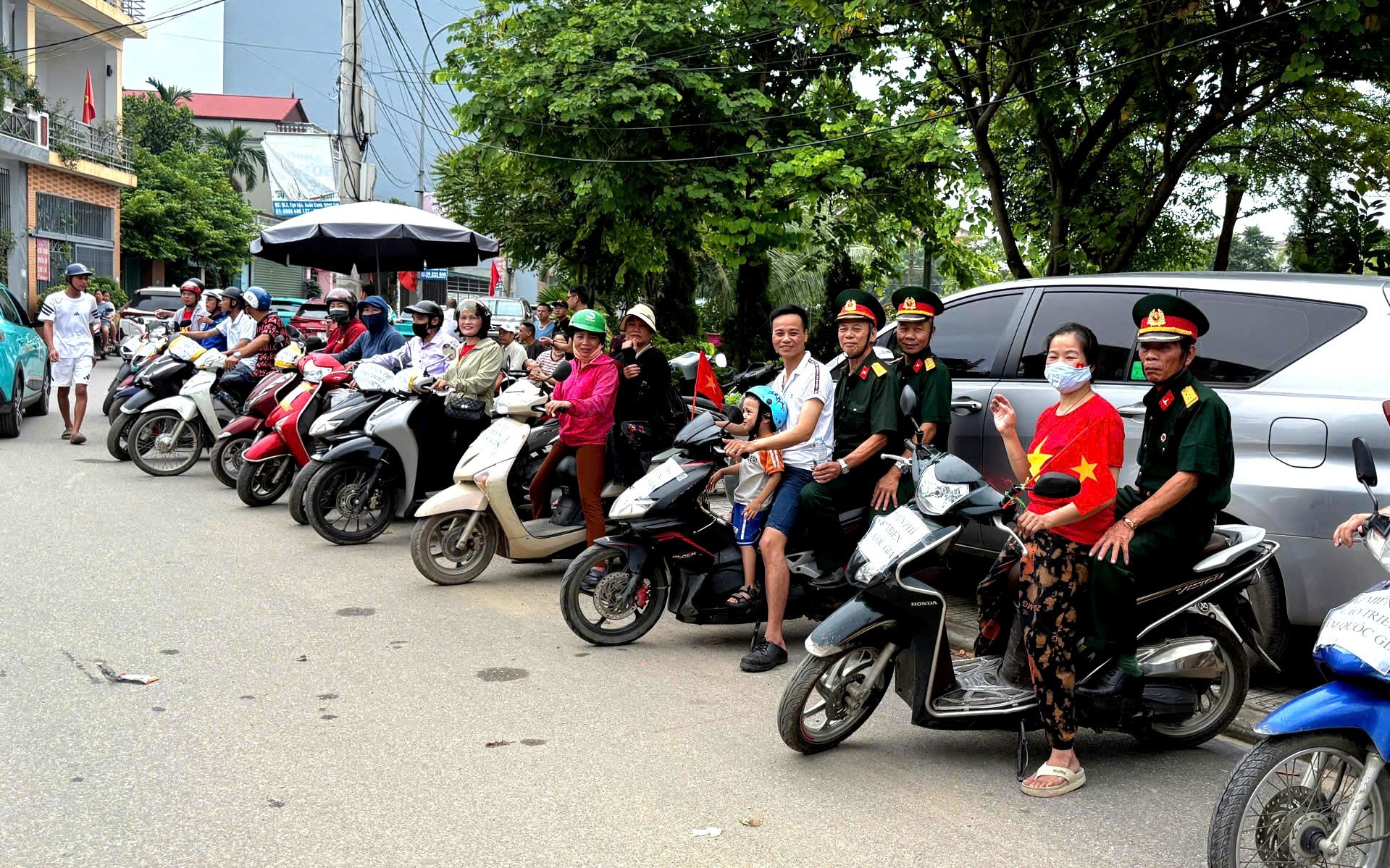 Xe ôm 0 đồng chở người dân đi xem Triển lãm Quốc gia: "Em ơi, xe đây!"