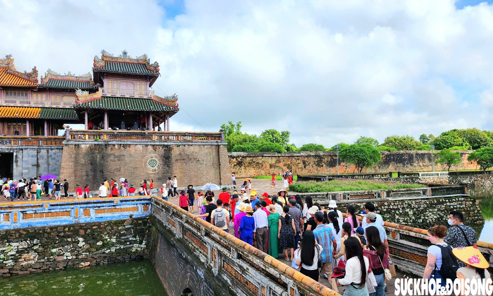 Sắc đỏ sao vàng rực rỡ trong dòng người tham quan di tích Huế ngày Quốc khánh- Ảnh 2. Sắc đỏ sao vàng rực rỡ trong dòng người tham quan di tích Huế ngày Quốc khánh- Ảnh 2.