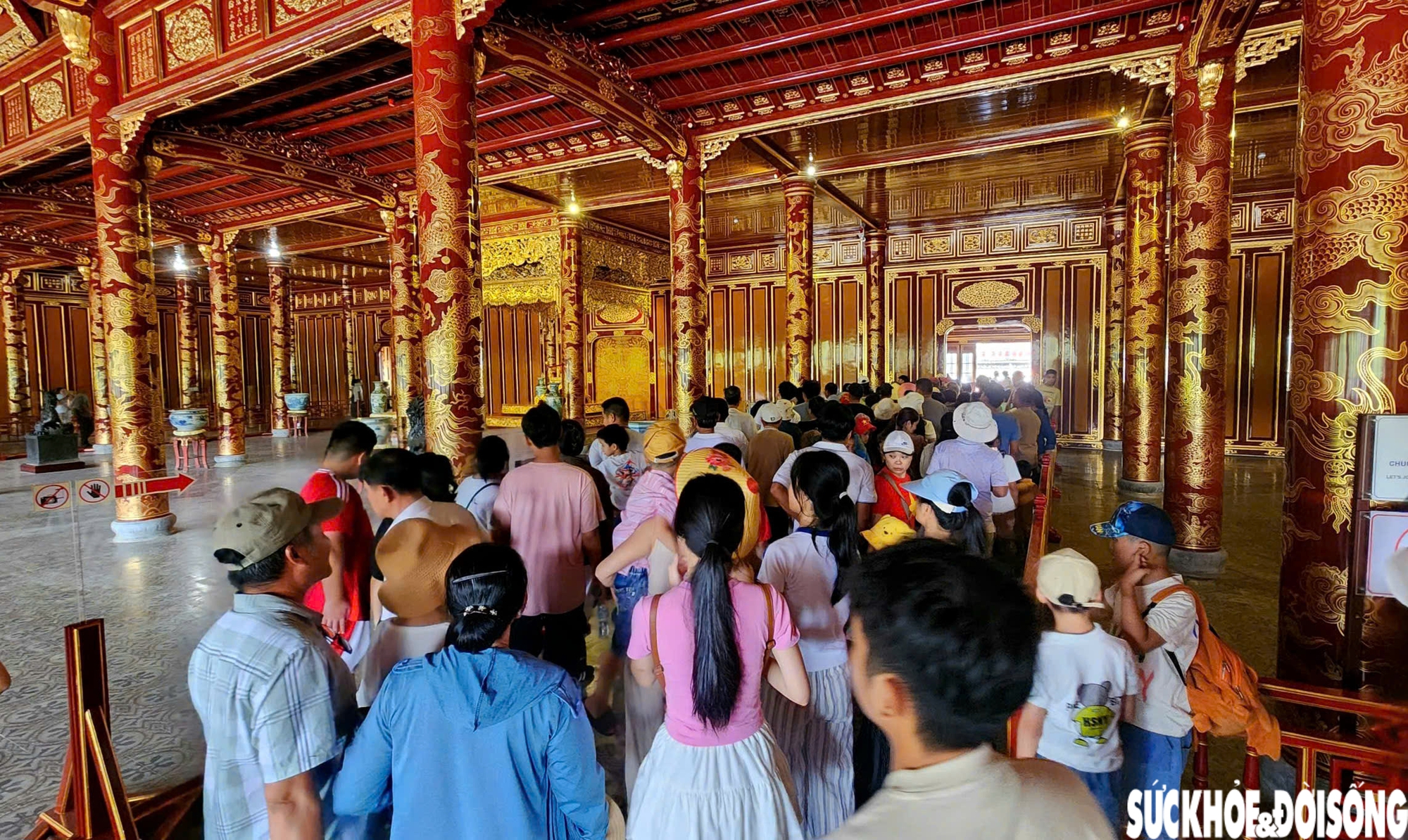 Sắc đỏ sao vàng rực rỡ trong dòng người tham quan di tích Huế ngày Quốc khánh- Ảnh 8. Sắc đỏ sao vàng rực rỡ trong dòng người tham quan di tích Huế ngày Quốc khánh- Ảnh 8.