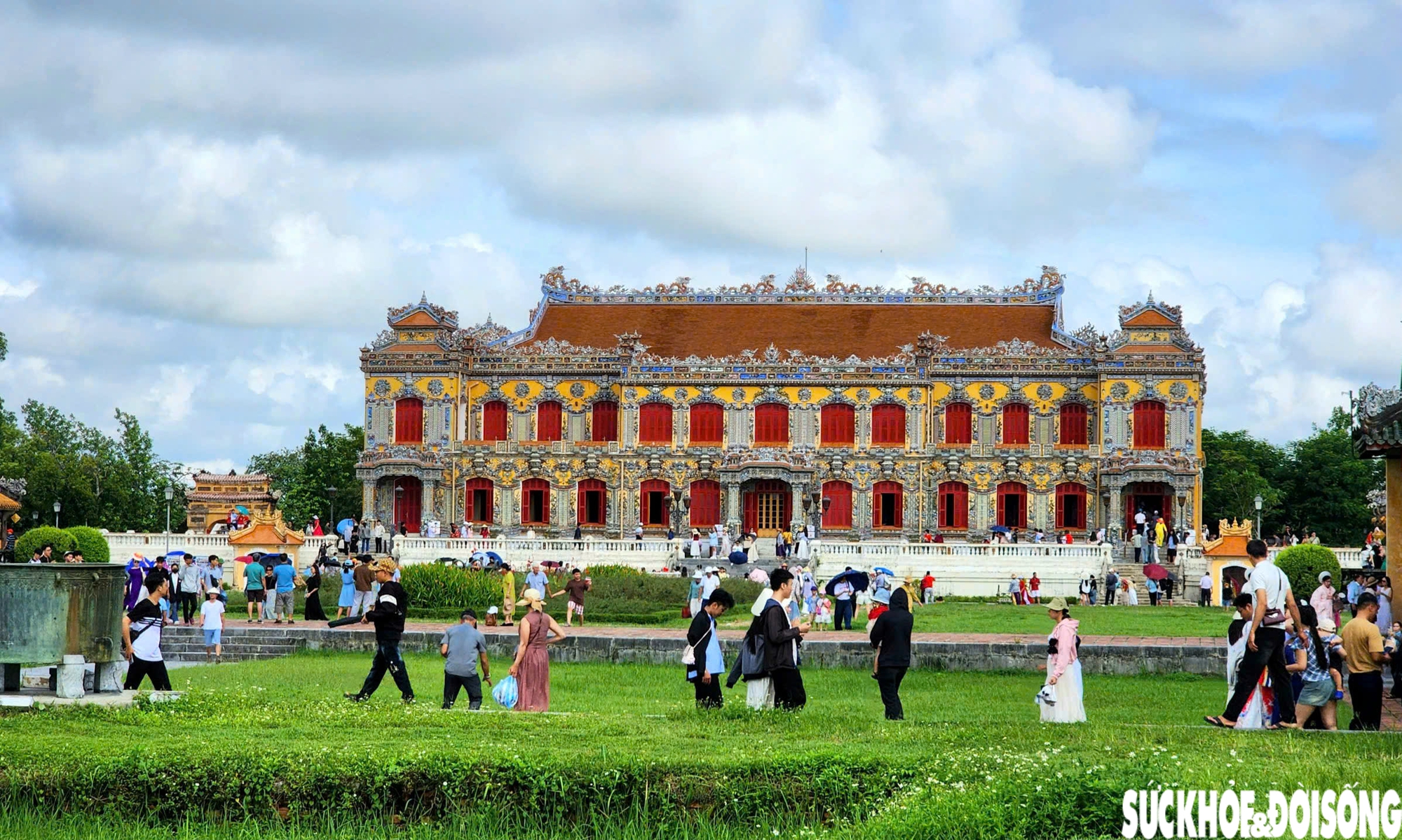 Sắc đỏ sao vàng rực rỡ trong dòng người tham quan di tích Huế ngày Quốc khánh- Ảnh 9. Sắc đỏ sao vàng rực rỡ trong dòng người tham quan di tích Huế ngày Quốc khánh- Ảnh 9.
