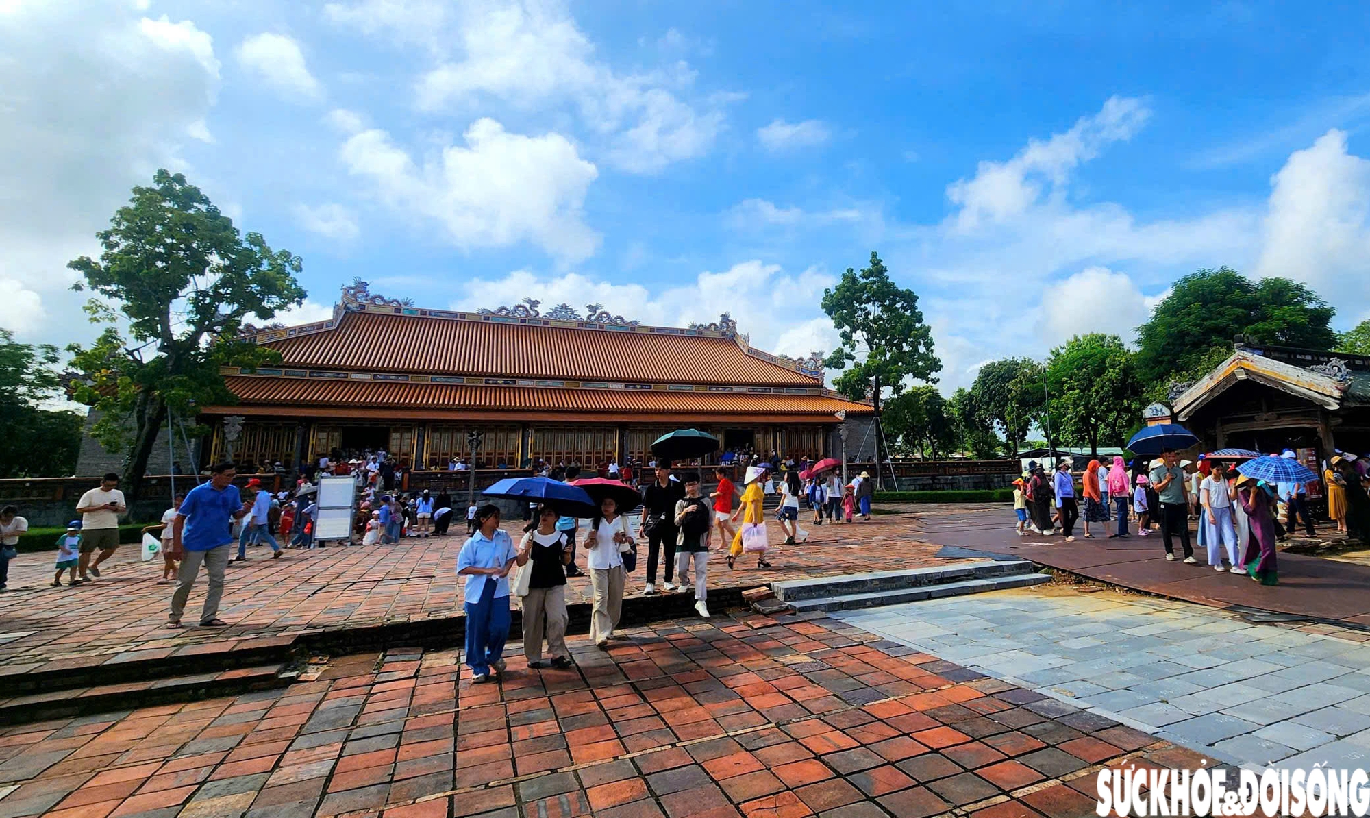 Sắc đỏ sao vàng rực rỡ trong dòng người tham quan di tích Huế ngày Quốc khánh- Ảnh 10. Sắc đỏ sao vàng rực rỡ trong dòng người tham quan di tích Huế ngày Quốc khánh- Ảnh 10.