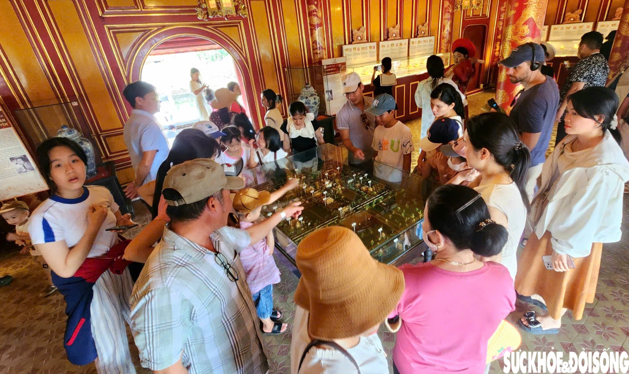 Sắc đỏ sao vàng rực rỡ trong dòng người tham quan di tích Huế ngày Quốc khánh- Ảnh 11. Sắc đỏ sao vàng rực rỡ trong dòng người tham quan di tích Huế ngày Quốc khánh- Ảnh 11.