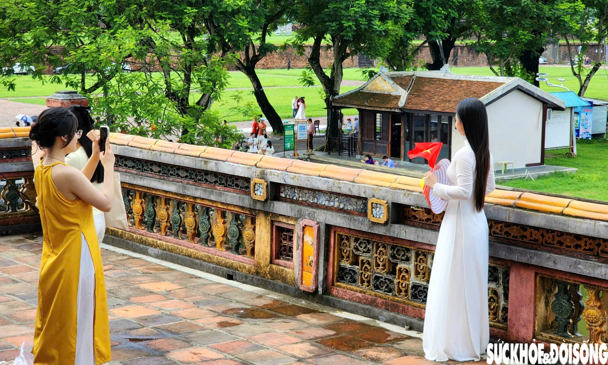 Sắc đỏ sao vàng rực rỡ trong dòng người tham quan di tích Huế ngày Quốc khánh- Ảnh 12. Sắc đỏ sao vàng rực rỡ trong dòng người tham quan di tích Huế ngày Quốc khánh- Ảnh 12.