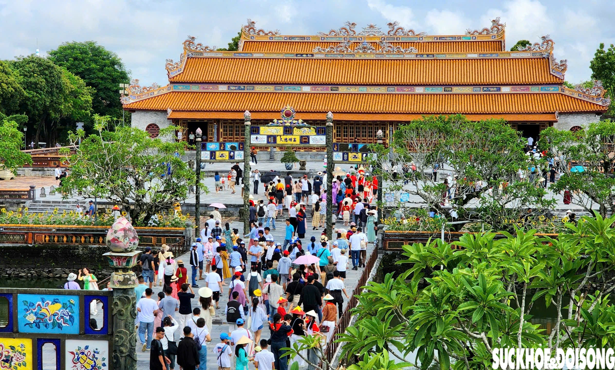 Sắc đỏ sao vàng rực rỡ trong dòng người tham quan di tích Huế ngày Quốc khánh- Ảnh 13. Sắc đỏ sao vàng rực rỡ trong dòng người tham quan di tích Huế ngày Quốc khánh- Ảnh 13.