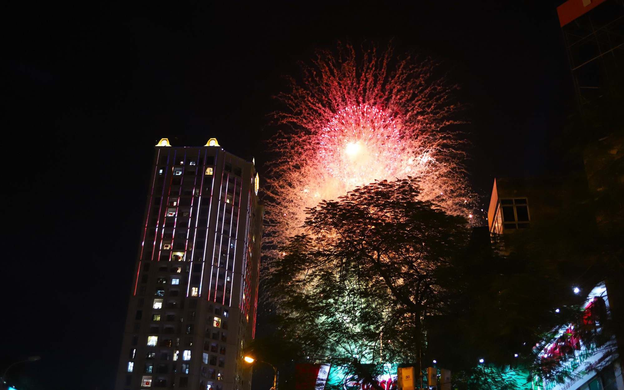 Trời đêm Hà Nội rực sáng với 6 trận địa pháo hoa tầm cao mừng 80 năm Quốc khánh 2/9