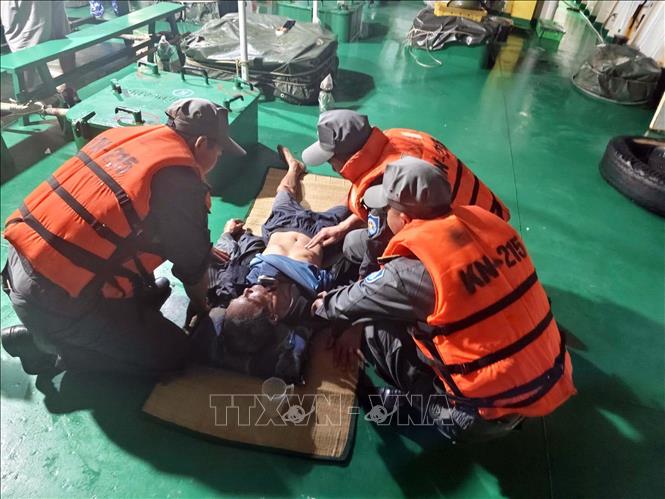 Kịp thời cấp cứu ngư dân bị ngộ độc trên biển