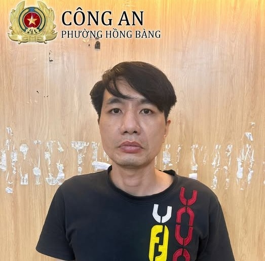 Bực tức bị xử phạt, gã thanh niên phá hoại xe CSGT- Ảnh 1.
