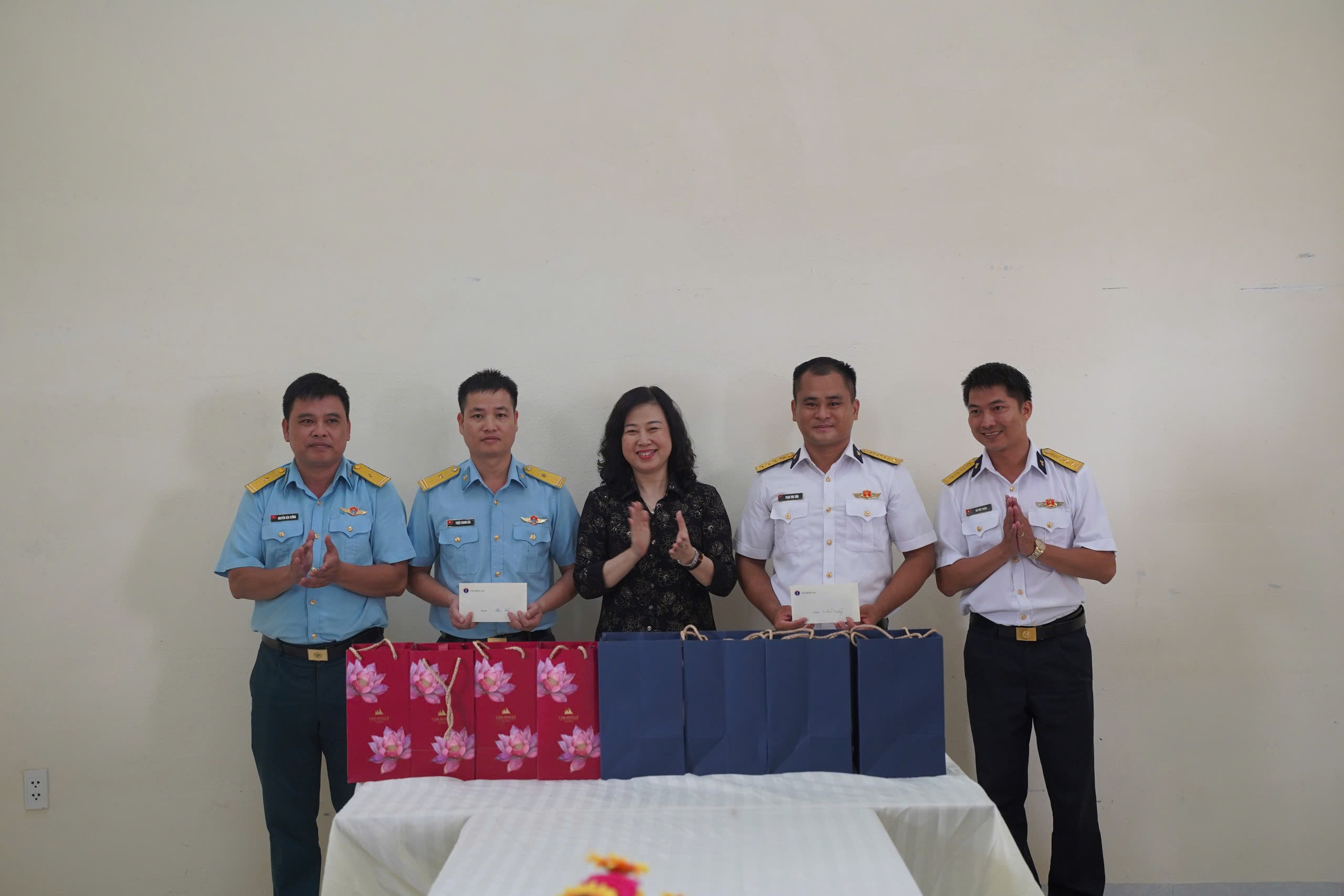 Bộ trưởng Bộ Y tế Đào Hồng Lan tri ân các gia đình có công với cách mạng tại đặc khu Côn Đảo- Ảnh 18. Bộ trưởng Bộ Y tế Đào Hồng Lan tri ân các gia đình có công với cách mạng tại đặc khu Côn Đảo- Ảnh 18.