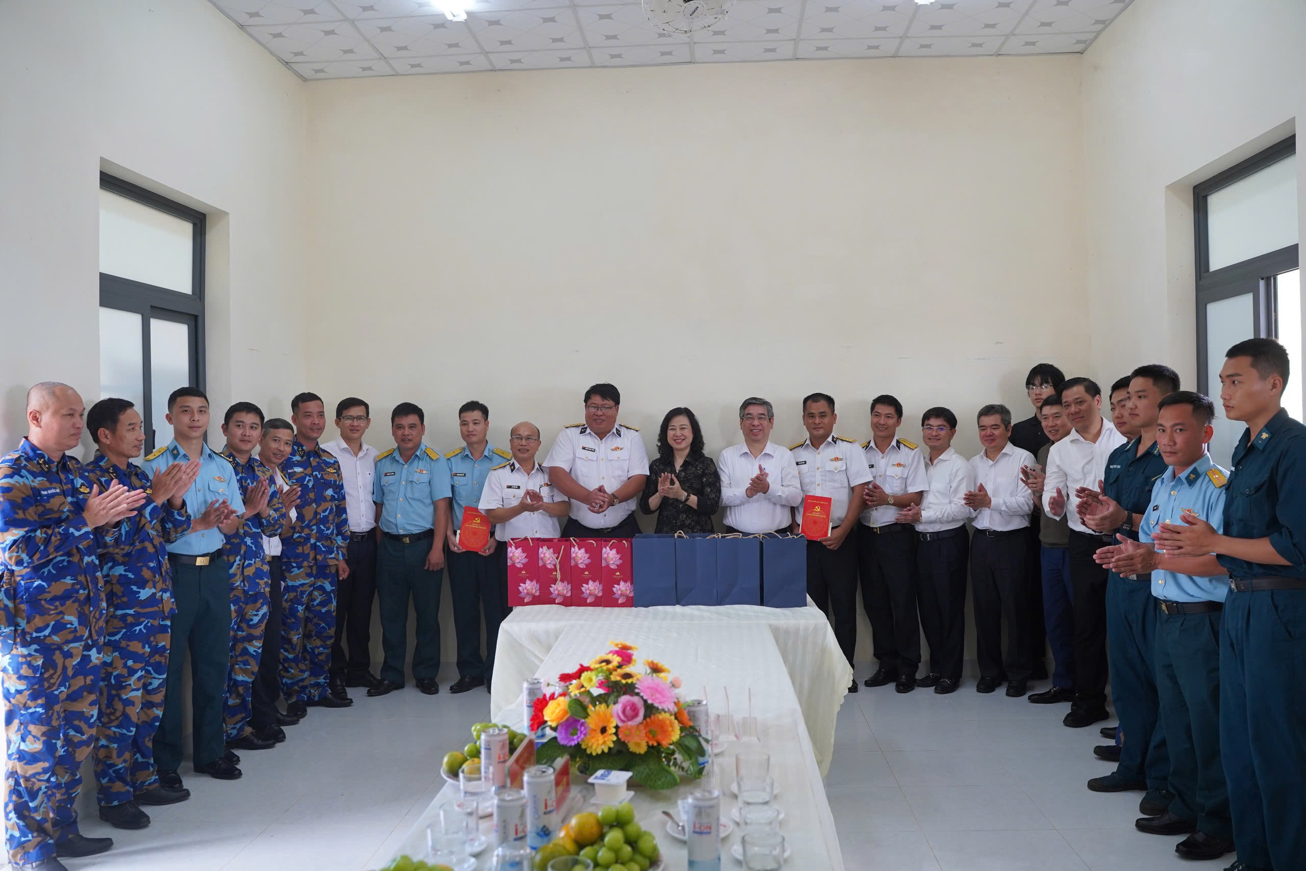 Bộ trưởng Bộ Y tế Đào Hồng Lan tri ân các gia đình có công với cách mạng tại đặc khu Côn Đảo- Ảnh 17. Bộ trưởng Bộ Y tế Đào Hồng Lan tri ân các gia đình có công với cách mạng tại đặc khu Côn Đảo- Ảnh 17.