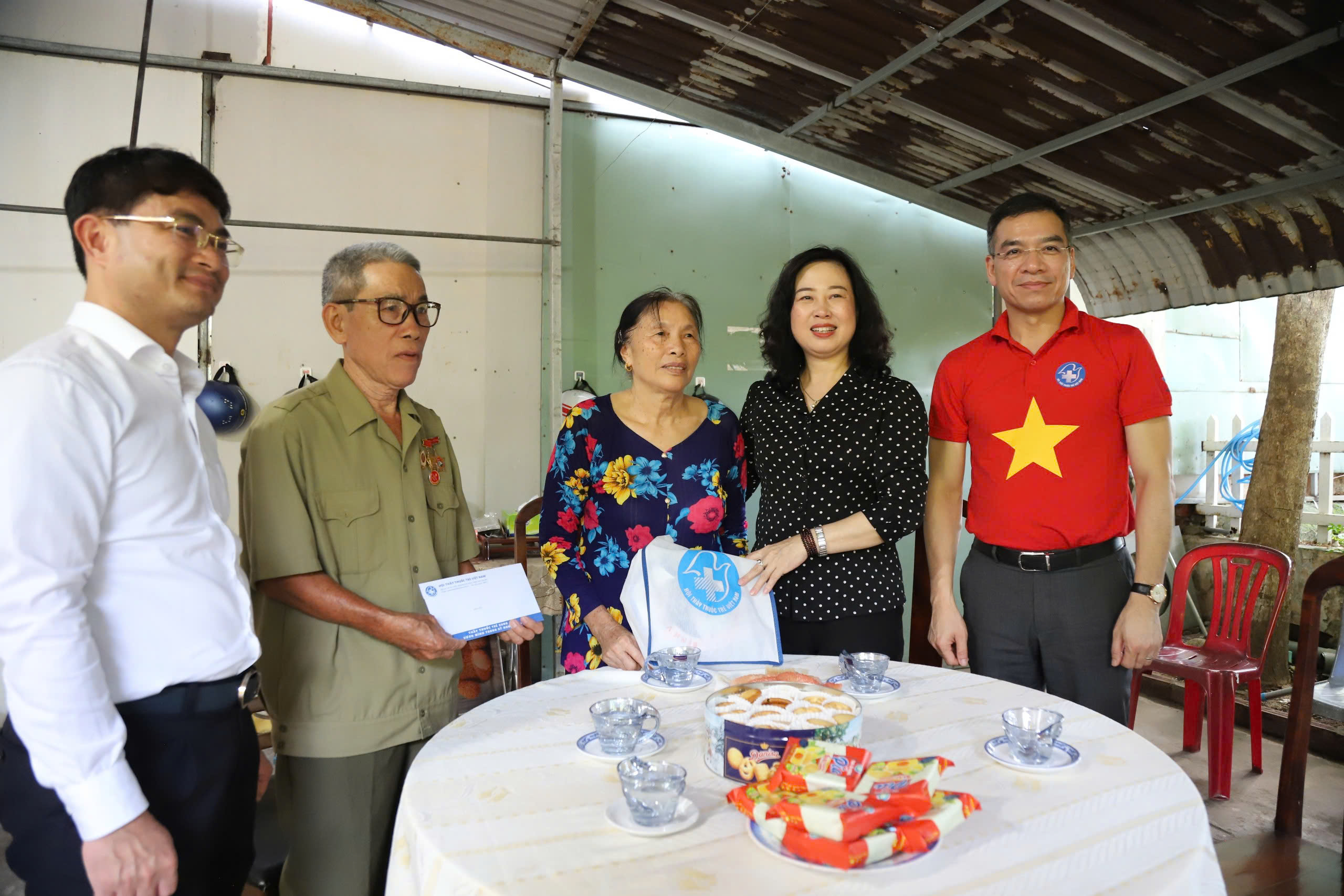 Bộ trưởng Bộ Y tế Đào Hồng Lan tri ân các gia đình có công với cách mạng tại đặc khu Côn Đảo- Ảnh 6. Bộ trưởng Bộ Y tế Đào Hồng Lan tri ân các gia đình có công với cách mạng tại đặc khu Côn Đảo- Ảnh 6.