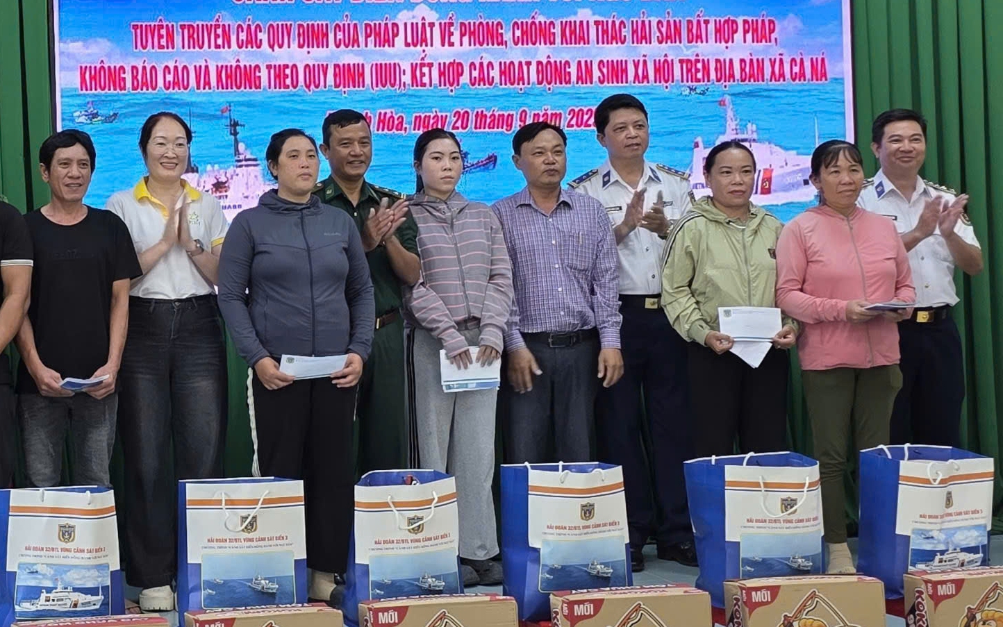 Vùng 4 Hải quân trao nhiều suất quà cho đối tượng chính sách, gia đình khó khăn- Ảnh 3.