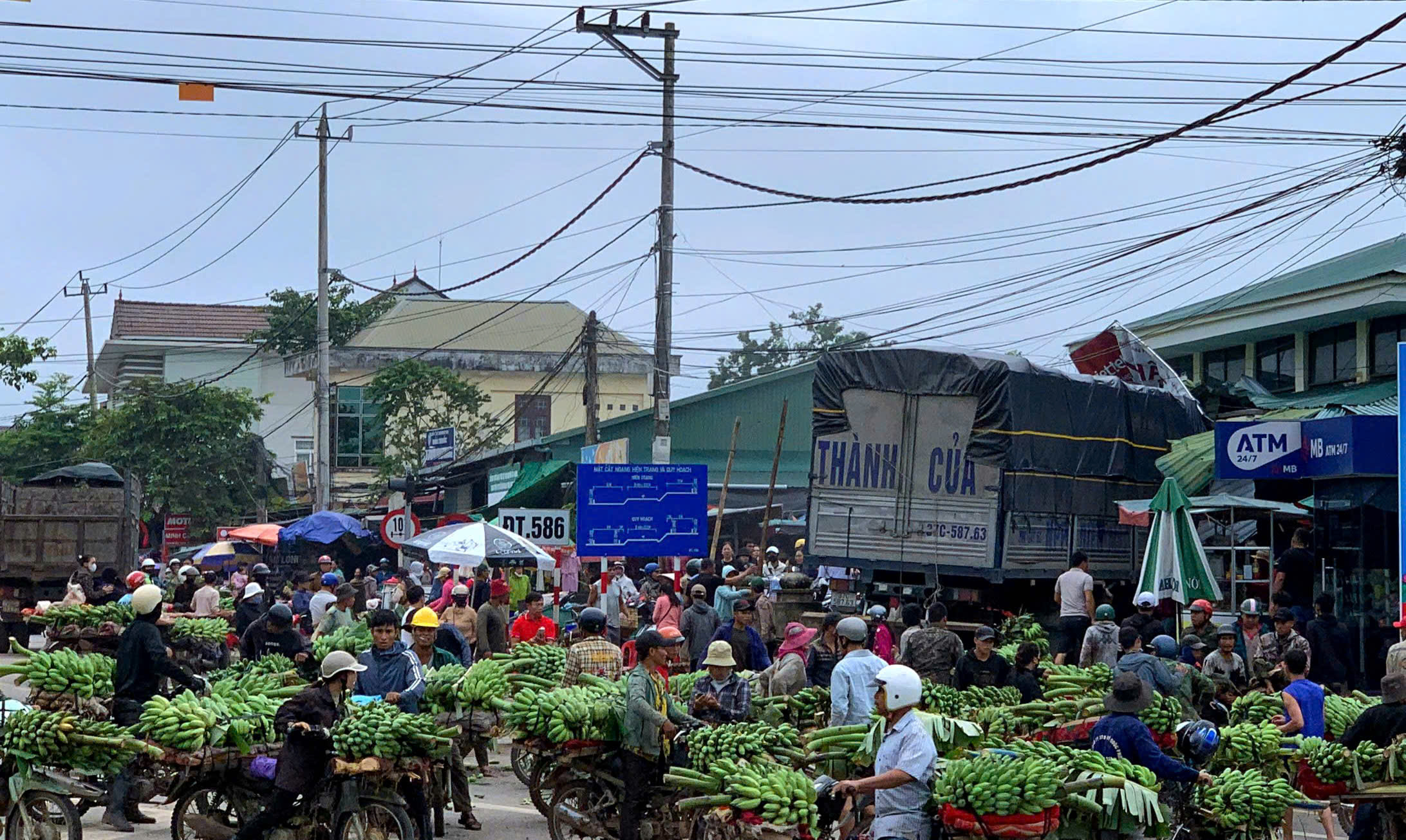 Di dời chợ chuối sau vụ xe tải lao vào chợ khiến nhiều người thương vong- Ảnh 1. Di dời chợ chuối sau vụ xe tải lao vào chợ khiến nhiều người thương vong- Ảnh 1.