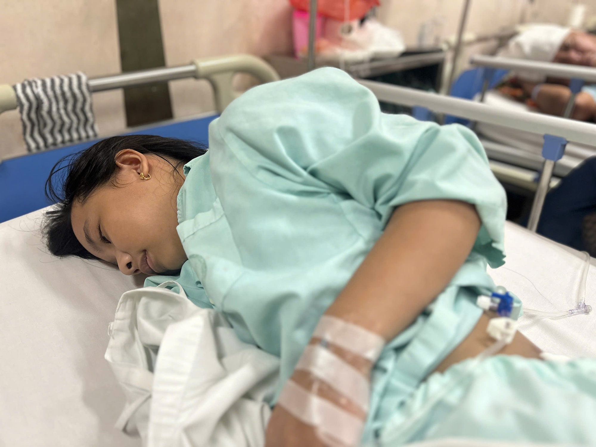 Bé gái 12 tuổi chiến đấu với bệnh nặng giữa muôn vàn thiếu thốn cần sự giúp đỡ- Ảnh 1.