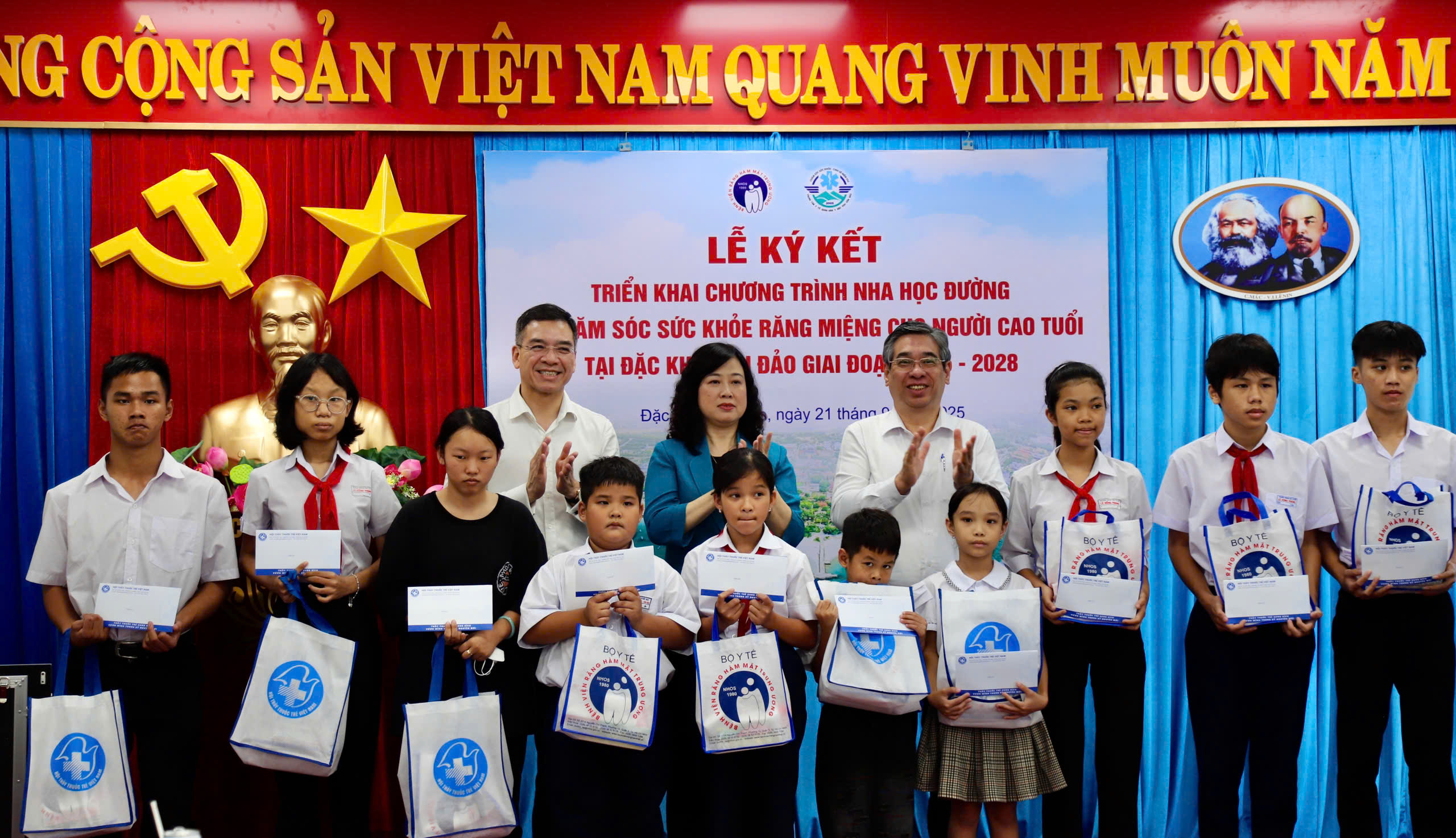 Bộ trưởng Đào Hồng Lan: Làm tốt công tác y tế tại đặc khu Côn Đảo là thể hiện đền ơn đáp nghĩa, tri ân thiết thực- Ảnh 8.