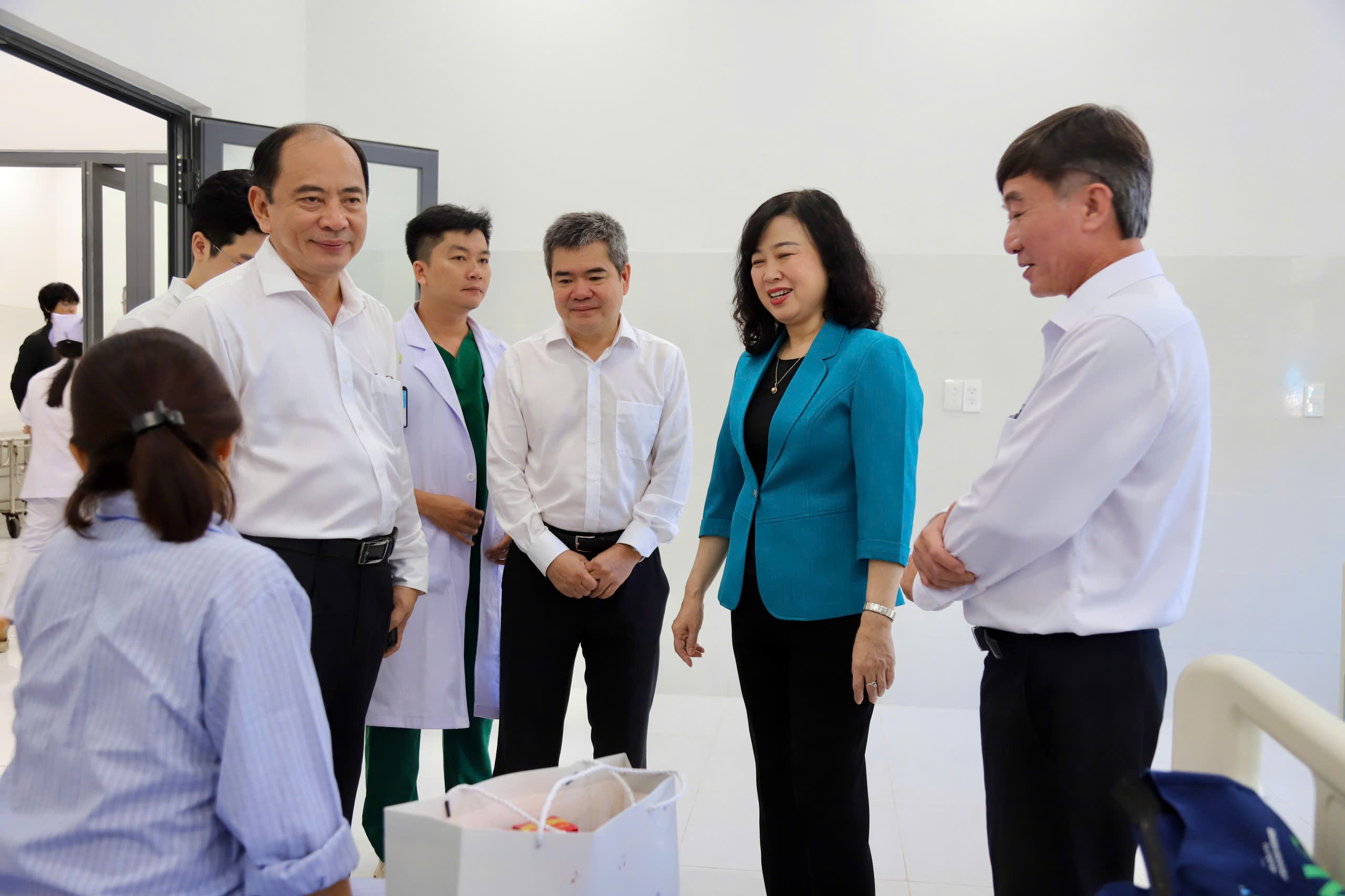 Bộ trưởng Đào Hồng Lan: Làm tốt công tác y tế tại đặc khu Côn Đảo là thể hiện đền ơn đáp nghĩa, tri ân thiết thực- Ảnh 5.
