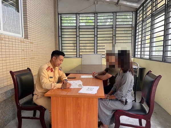 Hà Nội: Phạt tài xế 'độ' thêm đèn chiếu sáng trên ô tô- Ảnh 2.