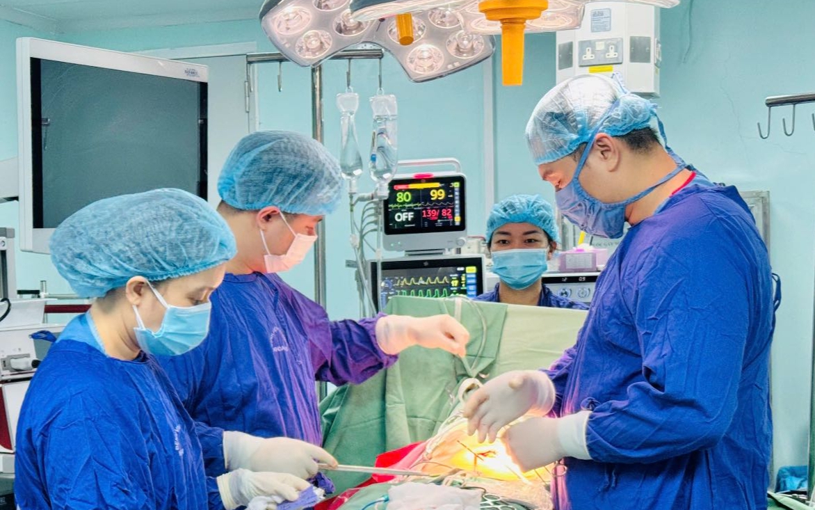 Phẫu thuật nội soi cấp cứu thành công cho nam thanh niên bị đinh xuyên thủng ruột non - Ảnh 4.