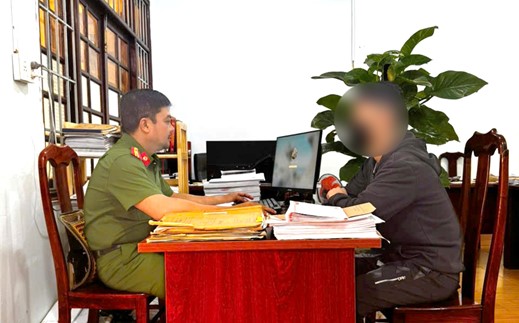 Thanh niên 17 tuổi dựng kịch bản 'giúp lấy lại tiền', lừa 325 người- Ảnh 1. Thanh niên 17 tuổi dựng kịch bản 'giúp lấy lại tiền', lừa 325 người- Ảnh 1.