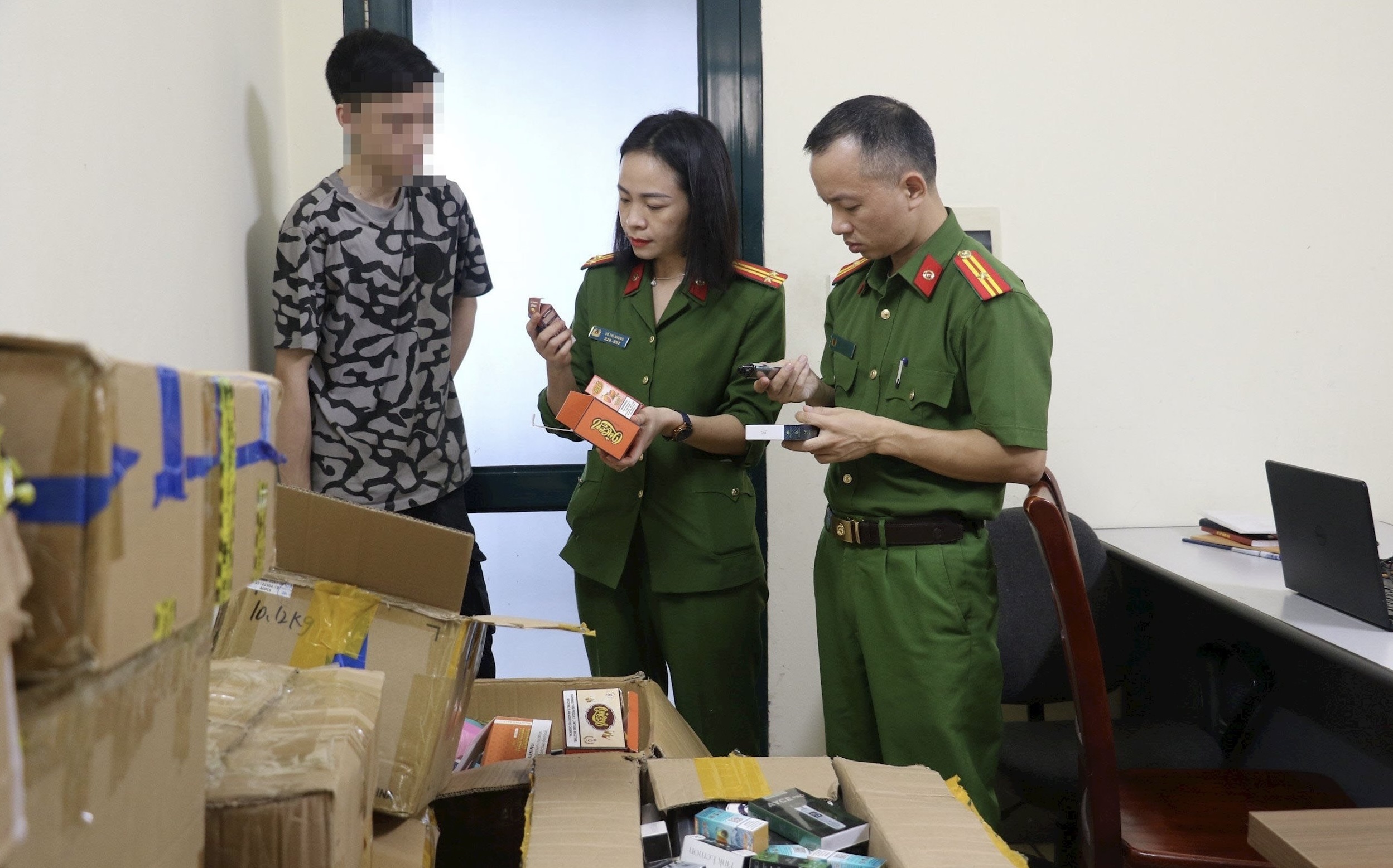 Tăng cường kiểm tra, xử lý mua bán thuốc lá điện tử và thuốc lá nung nóng- Ảnh 3.