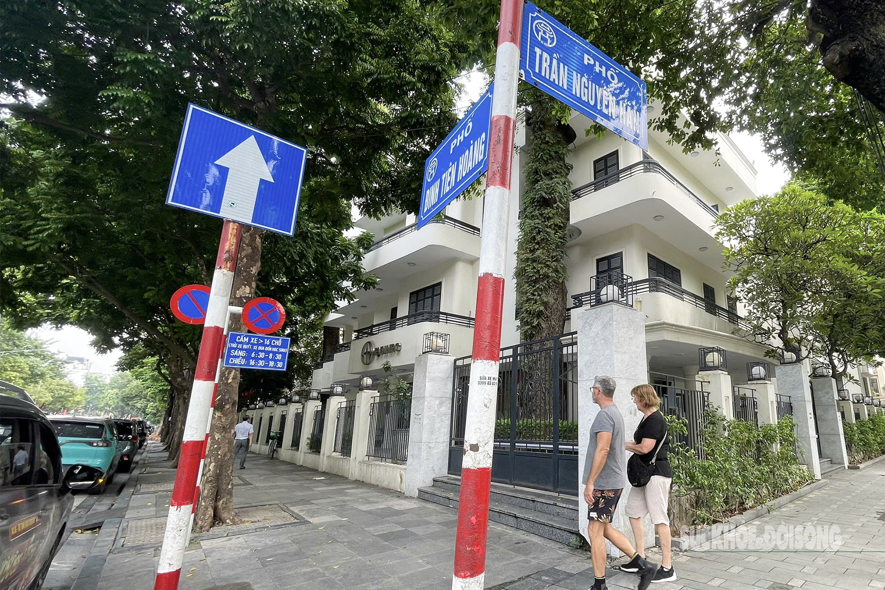 Những mái nhà cũ kỹ bên hồ Gươm sắp thành ký ức- Ảnh 2. Những mái nhà cũ kỹ bên hồ Gươm sắp thành ký ức- Ảnh 2.