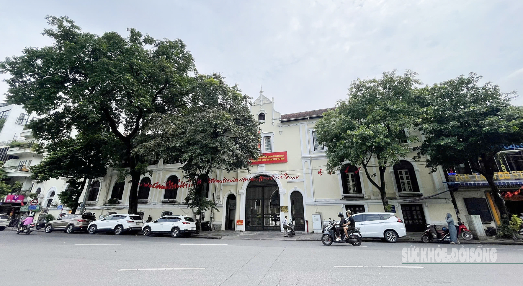 Những mái nhà cũ kỹ bên hồ Gươm sắp thành ký ức- Ảnh 4. Những mái nhà cũ kỹ bên hồ Gươm sắp thành ký ức- Ảnh 4.