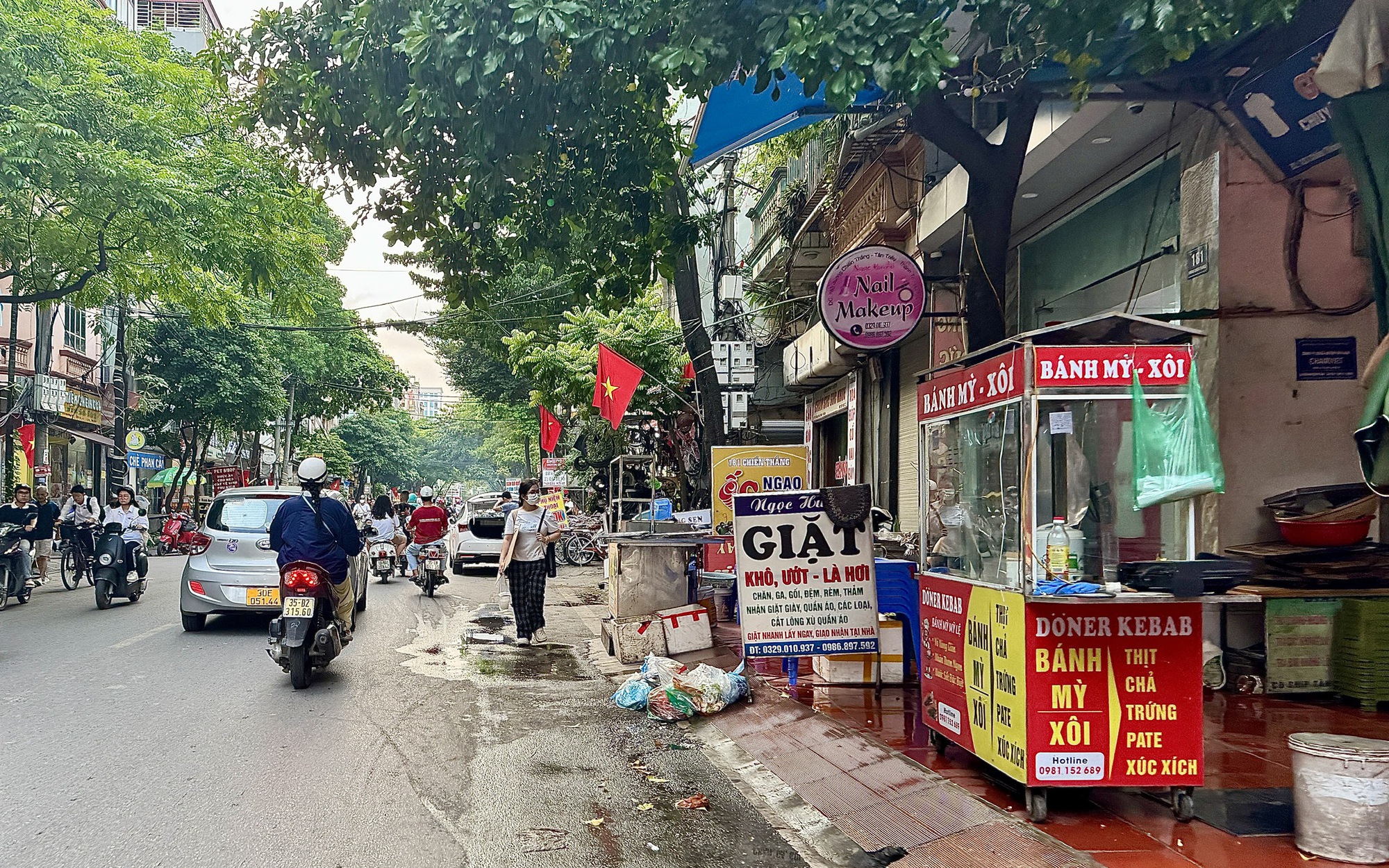 300m đường, 30 ô tô đỗ sau biển cấm, hàng chục quán lấn chiếm vỉa ở phường Hoàng Liệt- Ảnh 1.