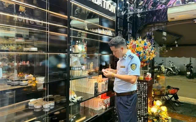 Hà Nội tăng cường kiểm soát toàn diện quảng cáo thuốc, mỹ phẩm và TPBVSK - Ảnh 1. Hà Nội tăng cường kiểm soát toàn diện quảng cáo thuốc, mỹ phẩm và TPBVSK - Ảnh 1.