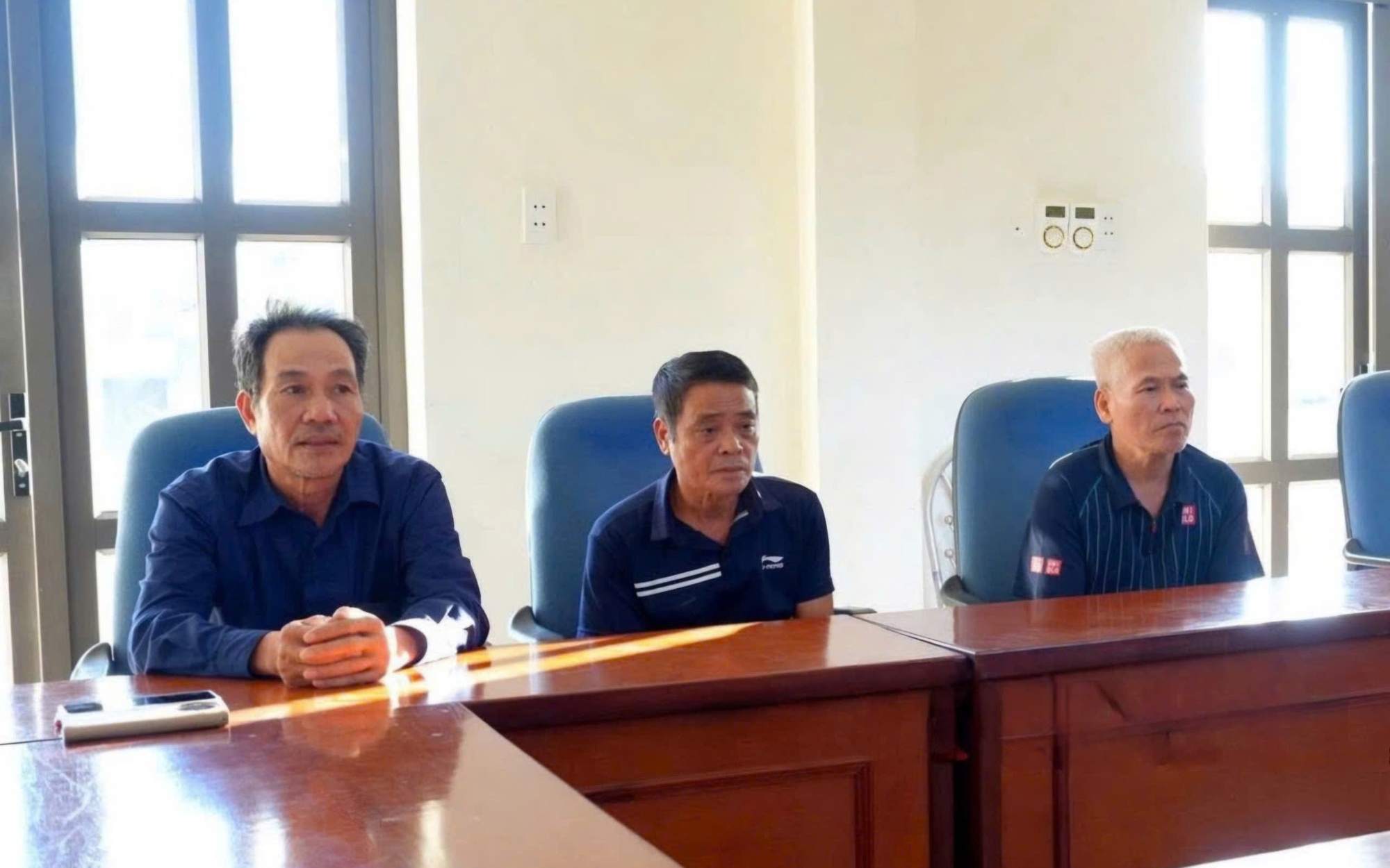 Cưỡng chế người đàn ông cản trở lực lượng làm nhiệm vụ trước cổng bệnh viện- Ảnh 2.