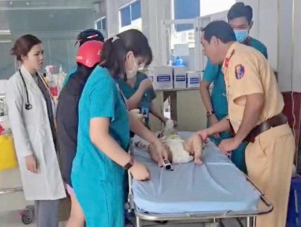 Đồng Nai: CSGT kịp thời đưa bé trai 1 tuổi đi cấp cứu, thoát khỏi cơn nguy kịch- Ảnh 3.